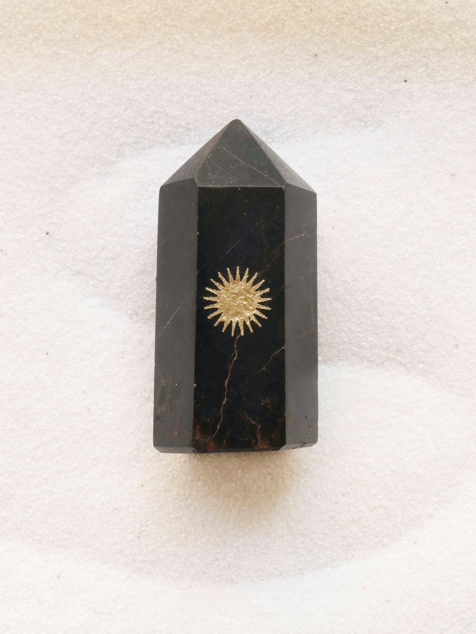 Pointe de Tourmaline noire gravée Soleil - Éloigner les énergies négatives
