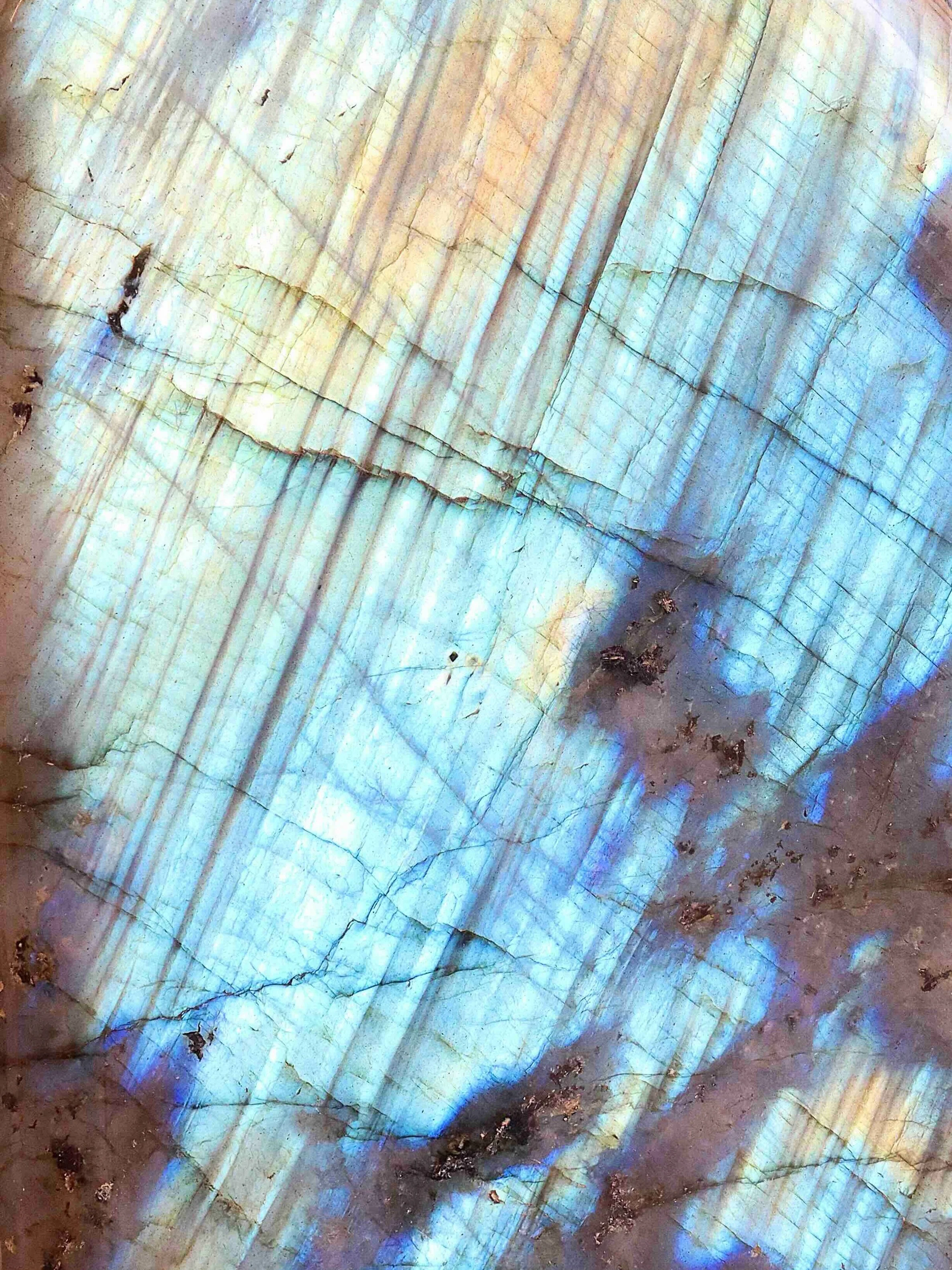 Labradorite - Pierre pour se sentir protégé - SOLYA - Magasin de Cristaux & Minéraux à Uccle, Bruxelles - Boutique de lithothérapie en Belgique - Pierres éthiques & naturelles
