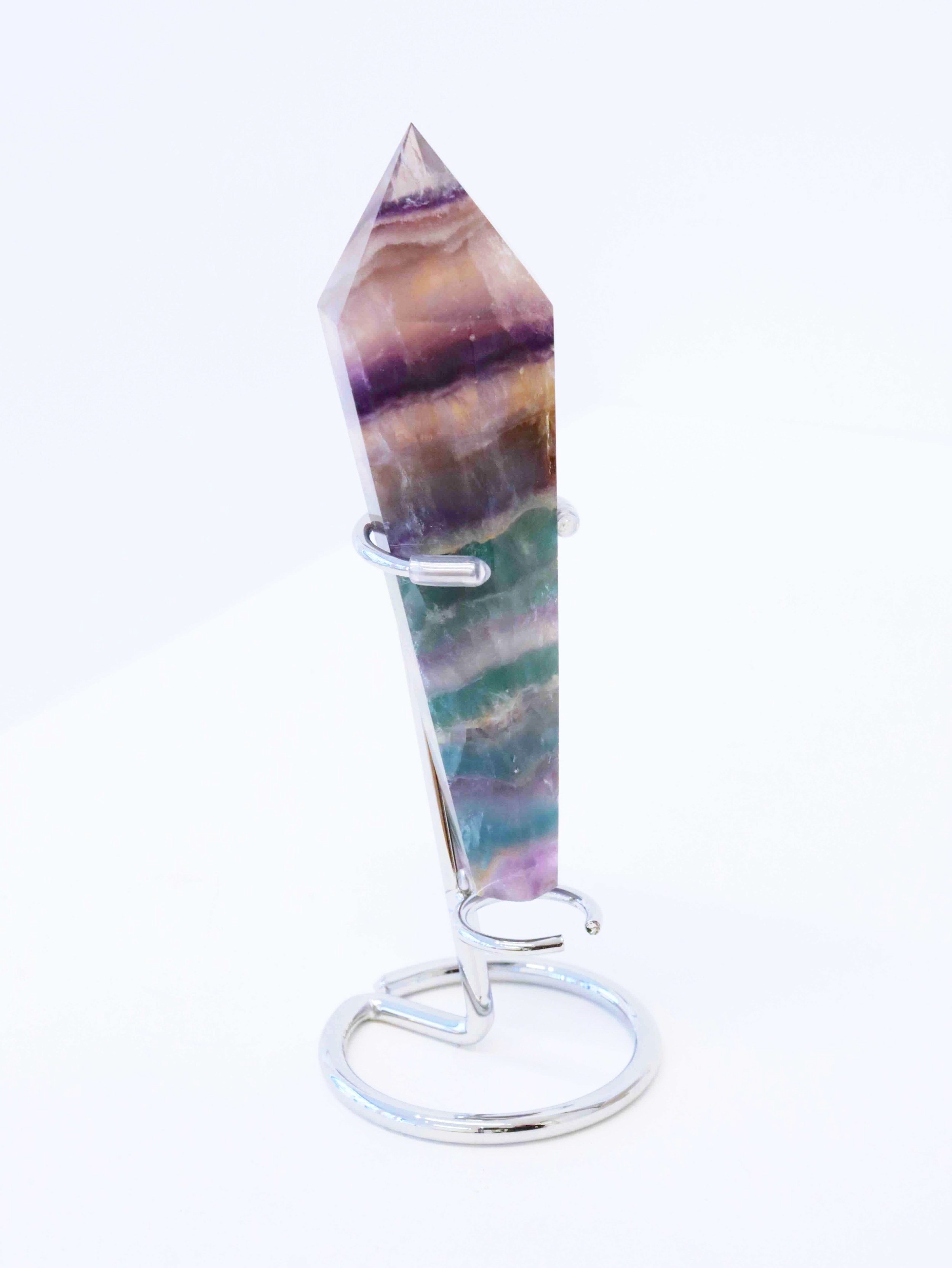 Sceptre de Fluorite sur pied - Pierre pour la reconnection à son savoir & la détente - SOLYA - Magasin de bijoux, cristaux & minéraux à Bruxelles - Boutique de pierres éthiques en Belgique