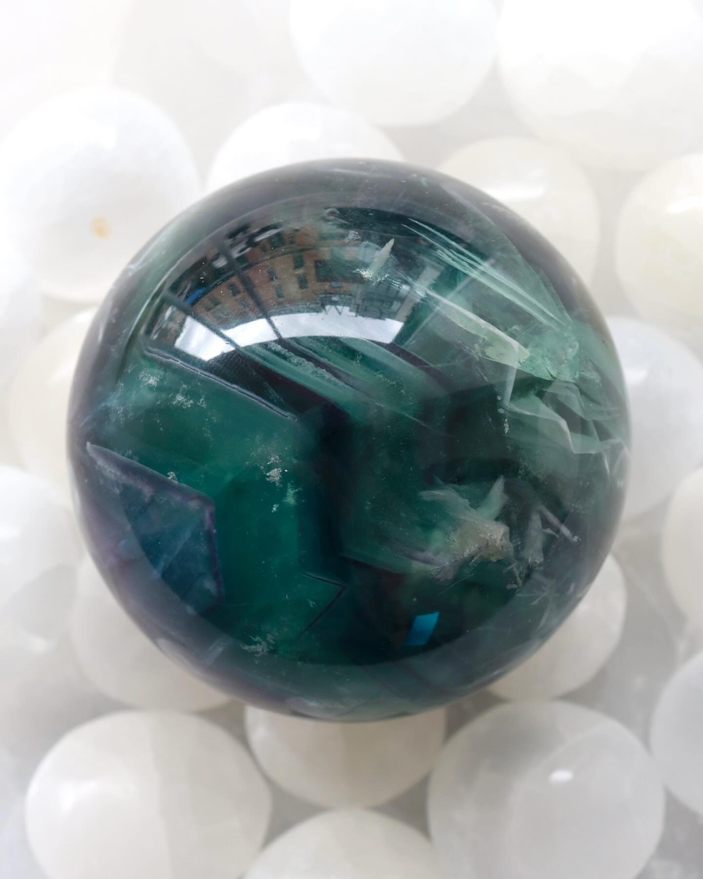 En &Eacute;gypte ancienne, la Fluorite &eacute;tait utilis&eacute;e pour la r&eacute;alisation d&rsquo;amulettes protectrices, de petites sculptures des Dieux et autres objets d&eacute;coratifs. Au Moyen-&acirc;ge, cette jolie gemme &eacute;tait appe