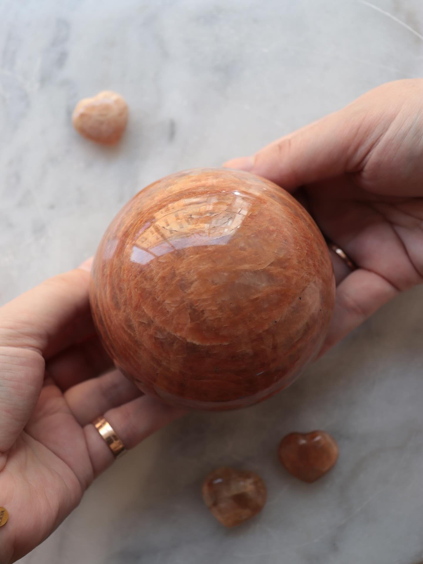Il y a dans la Pierre de Lune p&ecirc;che quelque chose de profond&eacute;ment f&eacute;minin. Une douceur nacr&eacute;e, un &eacute;clat discret, comme un rappel que la puissance peut aussi &ecirc;tre d&eacute;licate.

Elle nous parle de cycles, d&r