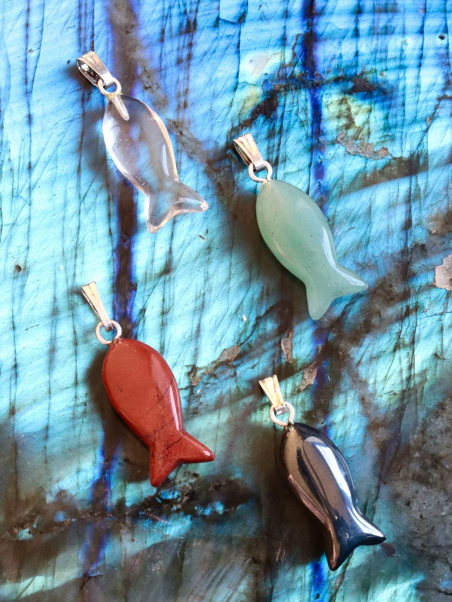 Le poisson traverse les eaux comme nous traversons la vie : avec fluidit&eacute;, intuition et libert&eacute;.

Symbole ancien de renouveau et de prosp&eacute;rit&eacute;, il nous rappelle d&rsquo;avancer avec confiance, m&ecirc;me quand le courant s
