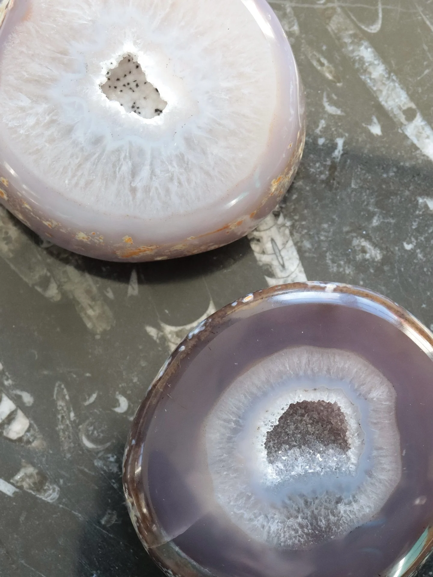 Deux g&eacute;odes, une claire, une profonde.
Si oppos&eacute;es&hellip; et pourtant &eacute;trangement li&eacute;es.
Leur beaut&eacute; est un murmure : strates d&eacute;licates, reflets subtils, &eacute;clats qui captent la lumi&egrave;re et le reg