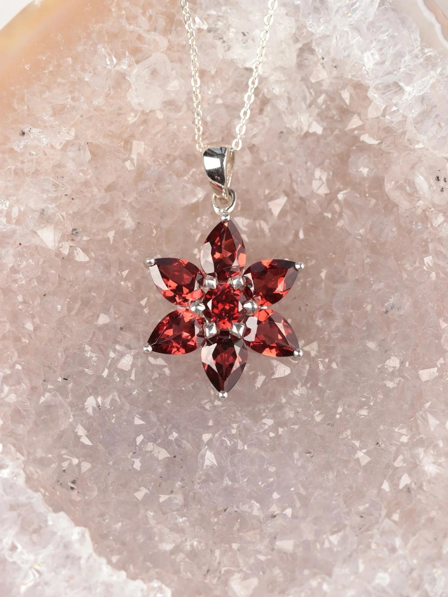 Cette petite fleur de Grenat a quelque chose de particulier&hellip;
Comme un battement de c&oelig;ur qui murmure : &laquo; Tu es forte. Tu es lumineuse. &raquo;

Fa&ccedil;onn&eacute;e &agrave; la main au Br&eacute;sil, elle porte l&rsquo;&eacute;ner