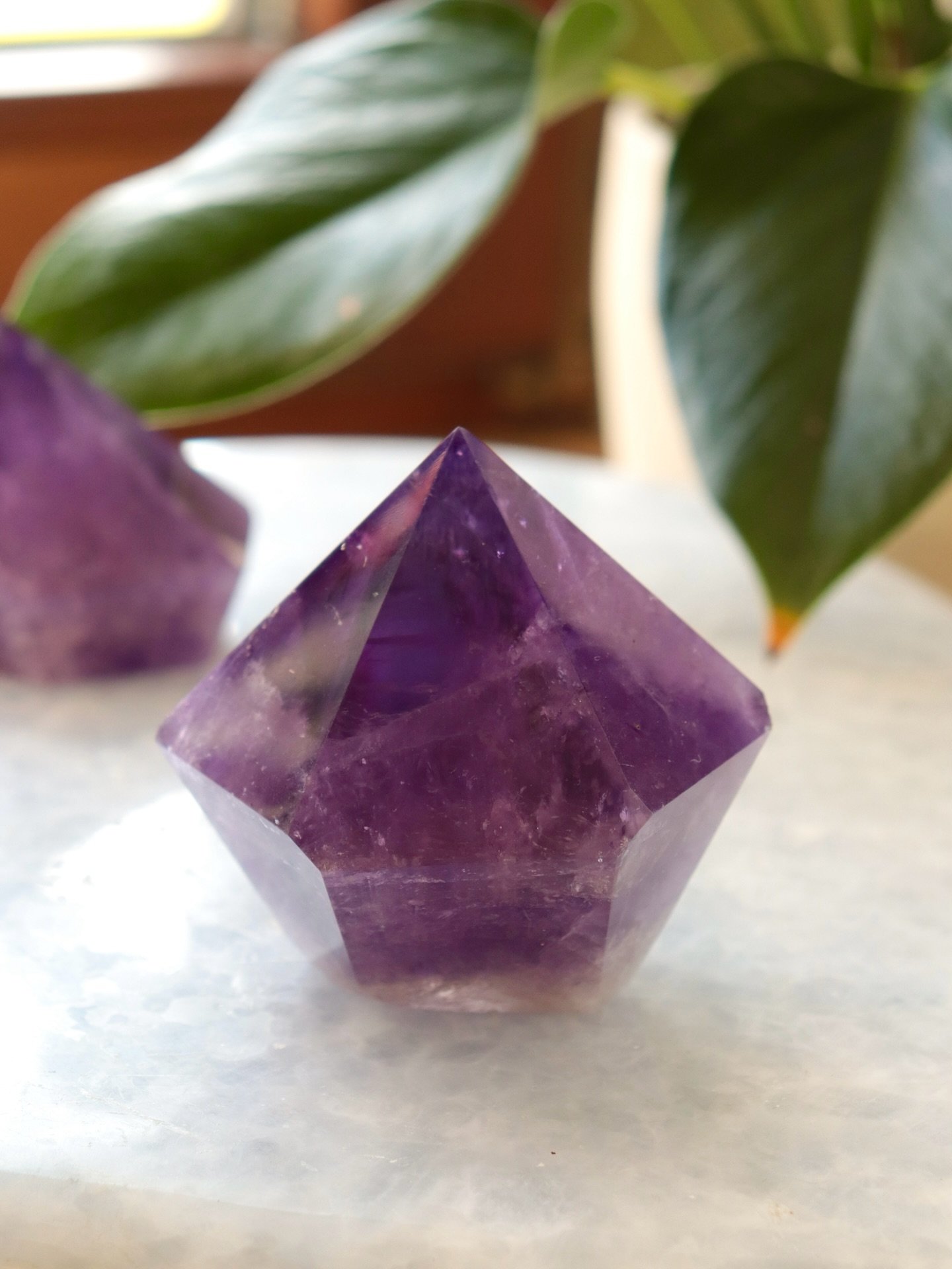 Le nom Am&eacute;thyste vient du mot grec &laquo; amethystos &raquo; qui signifie &laquo; non-ivre &raquo;. Les Grecs buvaient r&eacute;guli&egrave;rement dans des coupes en Am&eacute;thyste pour ralentir les effets de l&rsquo;alcool. Selon une l&eac