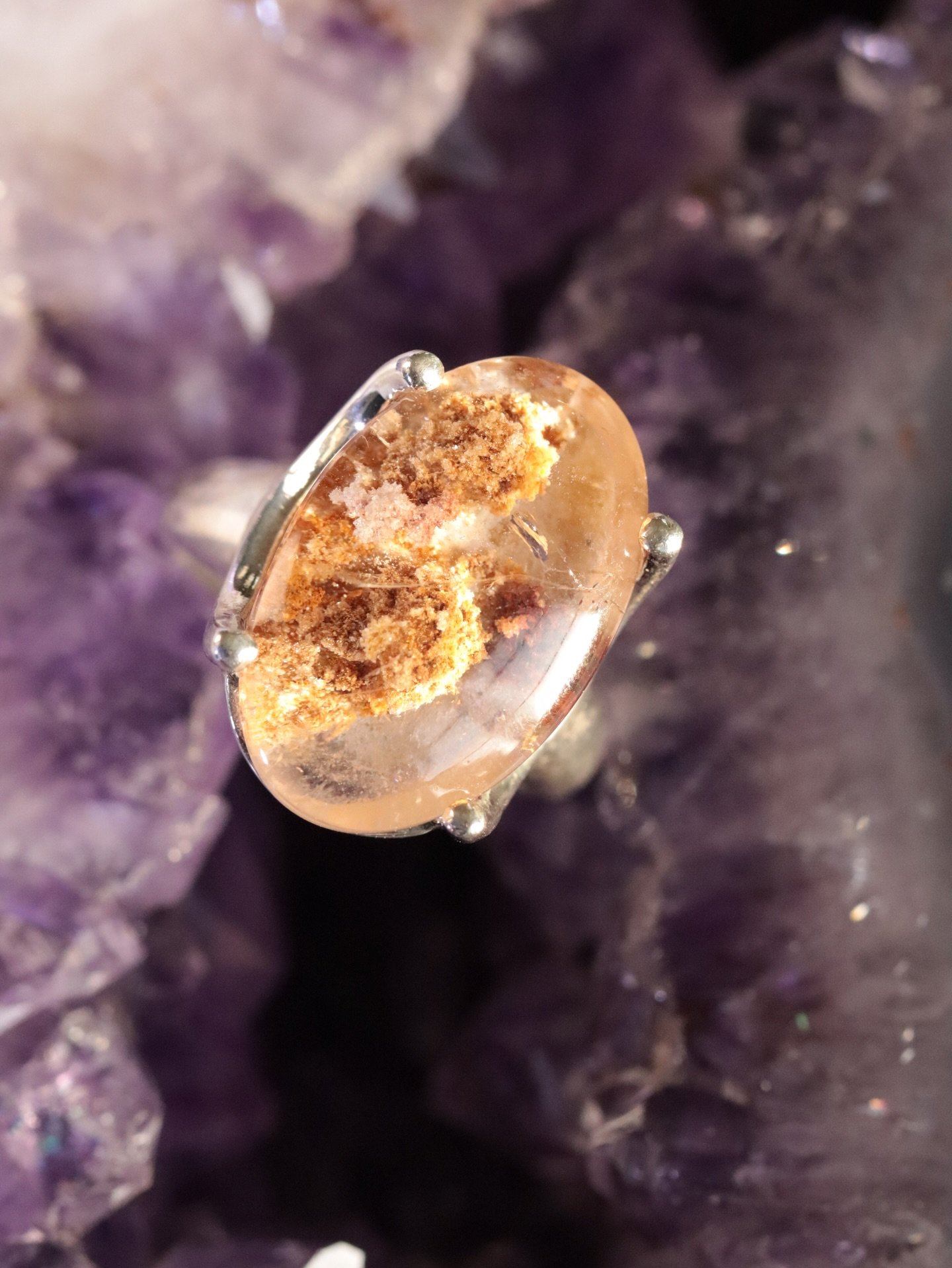 Offrir une bague &agrave; soi-m&ecirc;me, c&rsquo;est sceller une promesse silencieuse.
L&rsquo;offrir &agrave; quelqu&rsquo;un, c&rsquo;est d&eacute;poser un v&oelig;u partag&eacute;.
Chaque geste devient un petit rituel fragile et pr&eacute;cieux, 