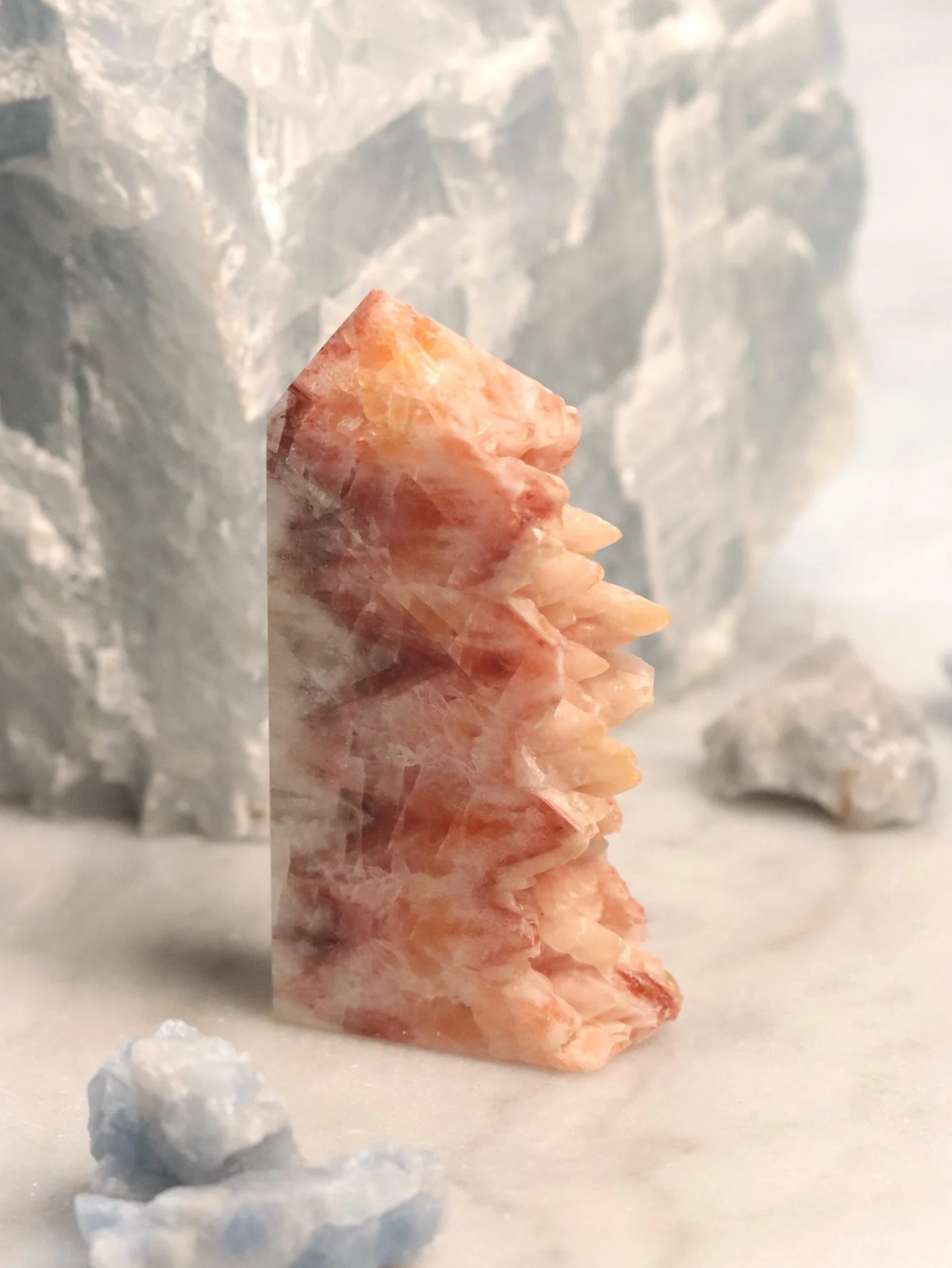 La Calcite dent de chien doit sa forme &eacute;lanc&eacute;e &agrave; une croissance rapide.
Quand les conditions sont r&eacute;unies, le cristal n&rsquo;a pas le temps de s&rsquo;&eacute;largir : il s&rsquo;&eacute;tire, point apr&egrave;s point.
Un