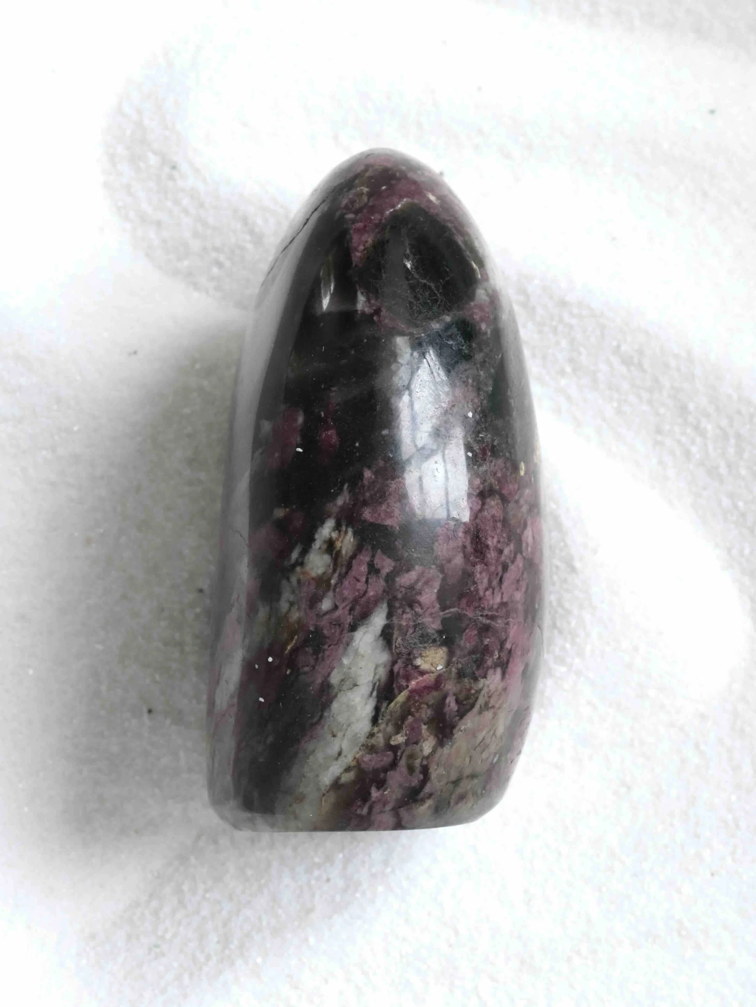 Dôme de Tourmaline rose dans sa roche mère - Pierre pour Guérir & Pardonner - SOLYA - Cristaux, Minéraux & Bonnes énergies - Lithothérapie - Magasin de pierre naturelle et éthique