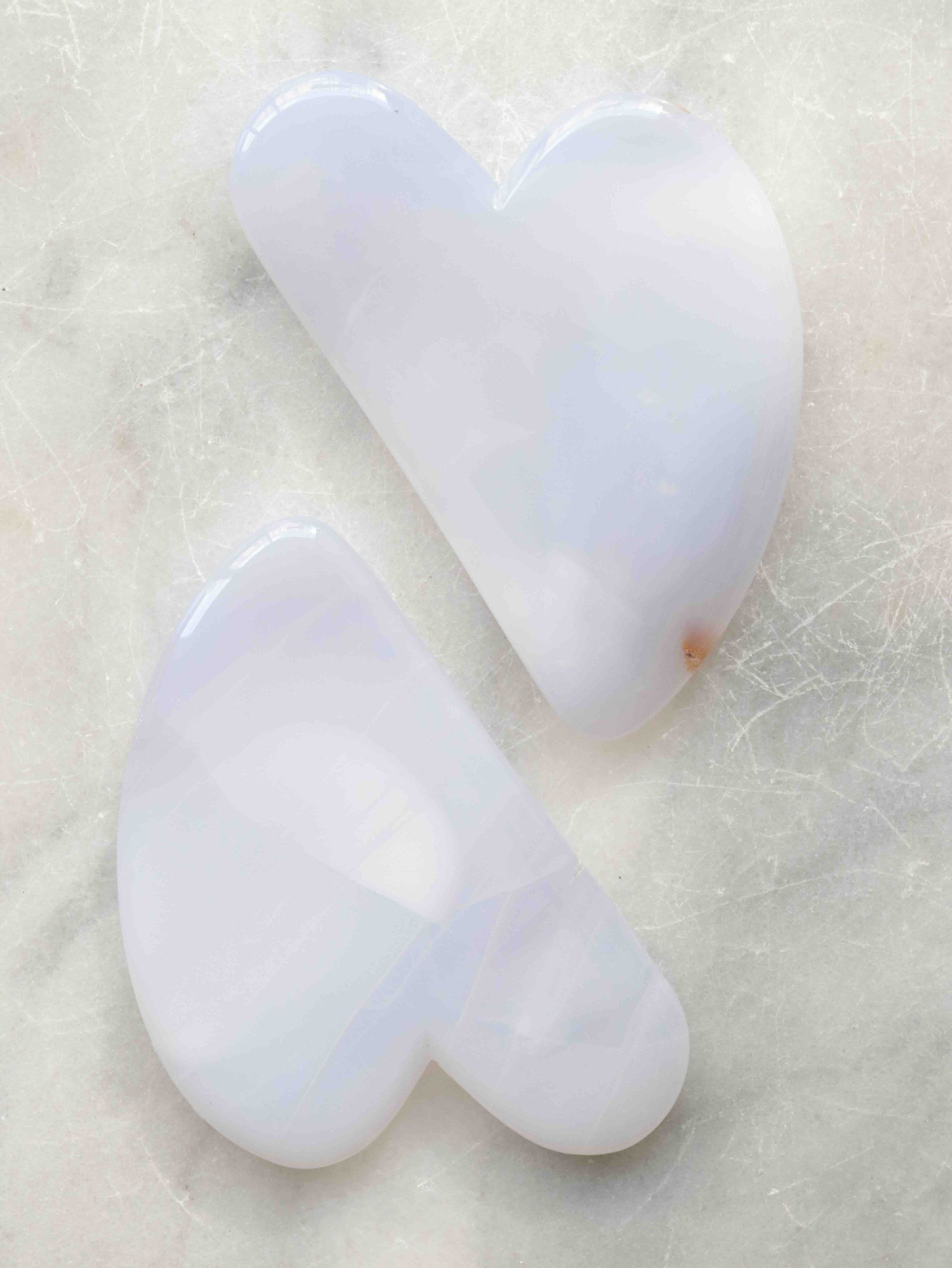 Gua Sha en Calcédoine bleue - Pierre de massage pour prendre le temps pour soi - SOLYA - Bijoux, cristaux & minéraux en Belgique - Pierres éthiques & naturelles à Bruxelles - Uccle - Lithothérapie