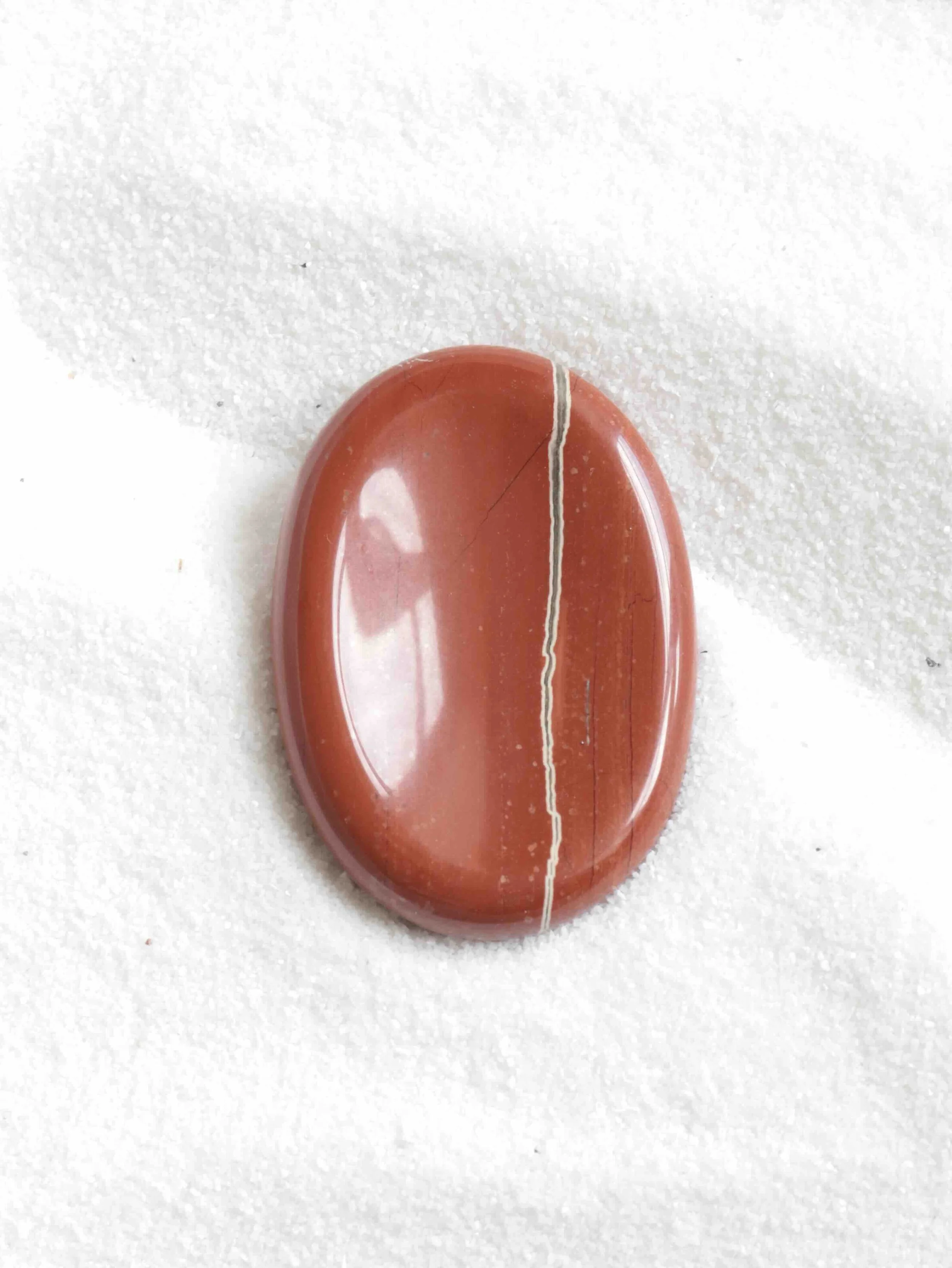 Pierre anti-stress Jaspe rouge - Worry stone pour prendre sa place - Lithothérapie - Magasin de cristaux, minéraux & bijoux à Uccle - Boutique de pierres éthiques & naturelles en Belgique à Bruxelles