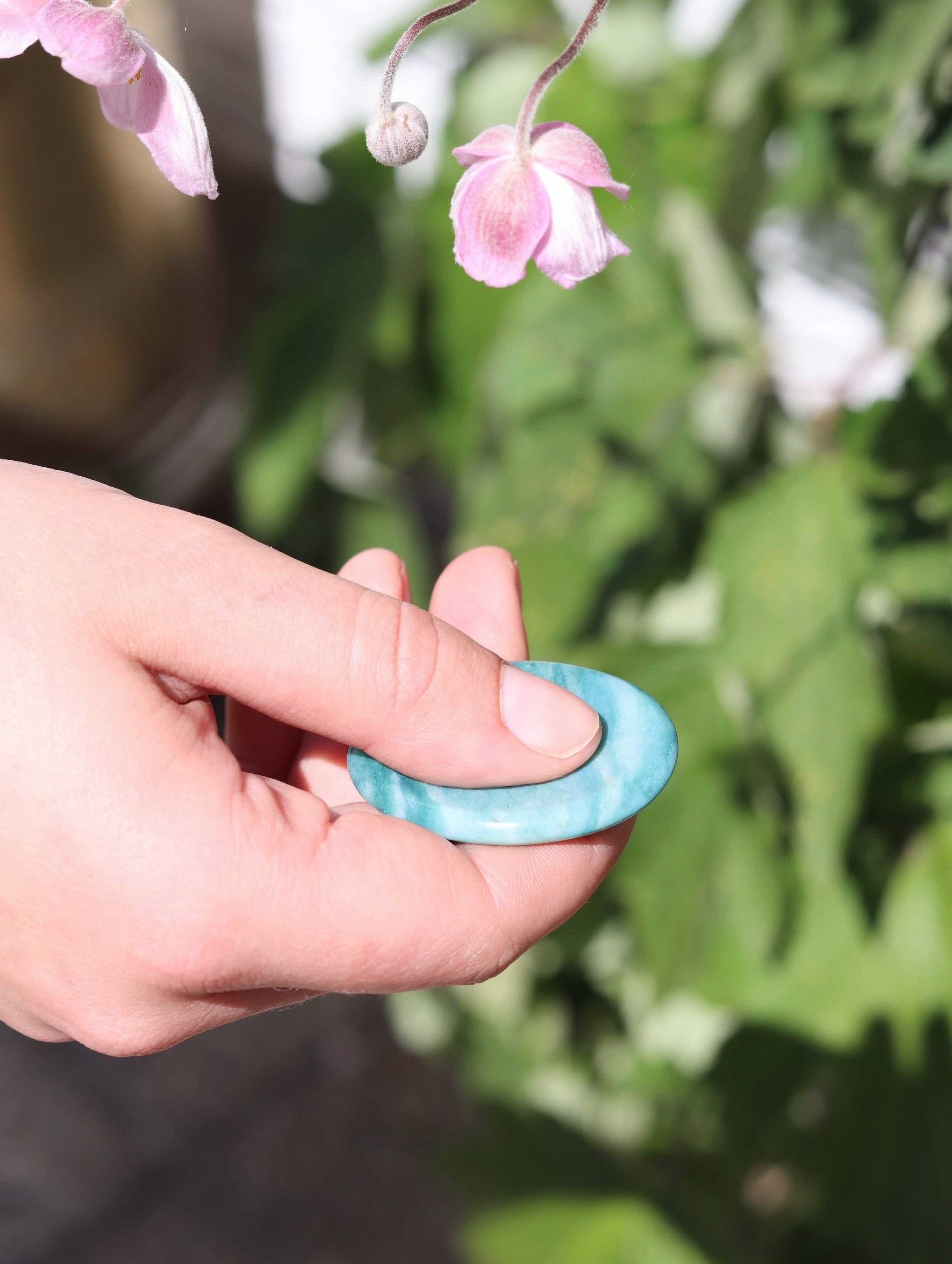 Pierre anti-stress Jaspe vert - Worry stone ancrage à la Terre & Perception du réel - SOLYA - Magasin de bijoux, cristaux & minéraux en Belgique - Boutique de pierres éthiques & naturelles Bruxelles