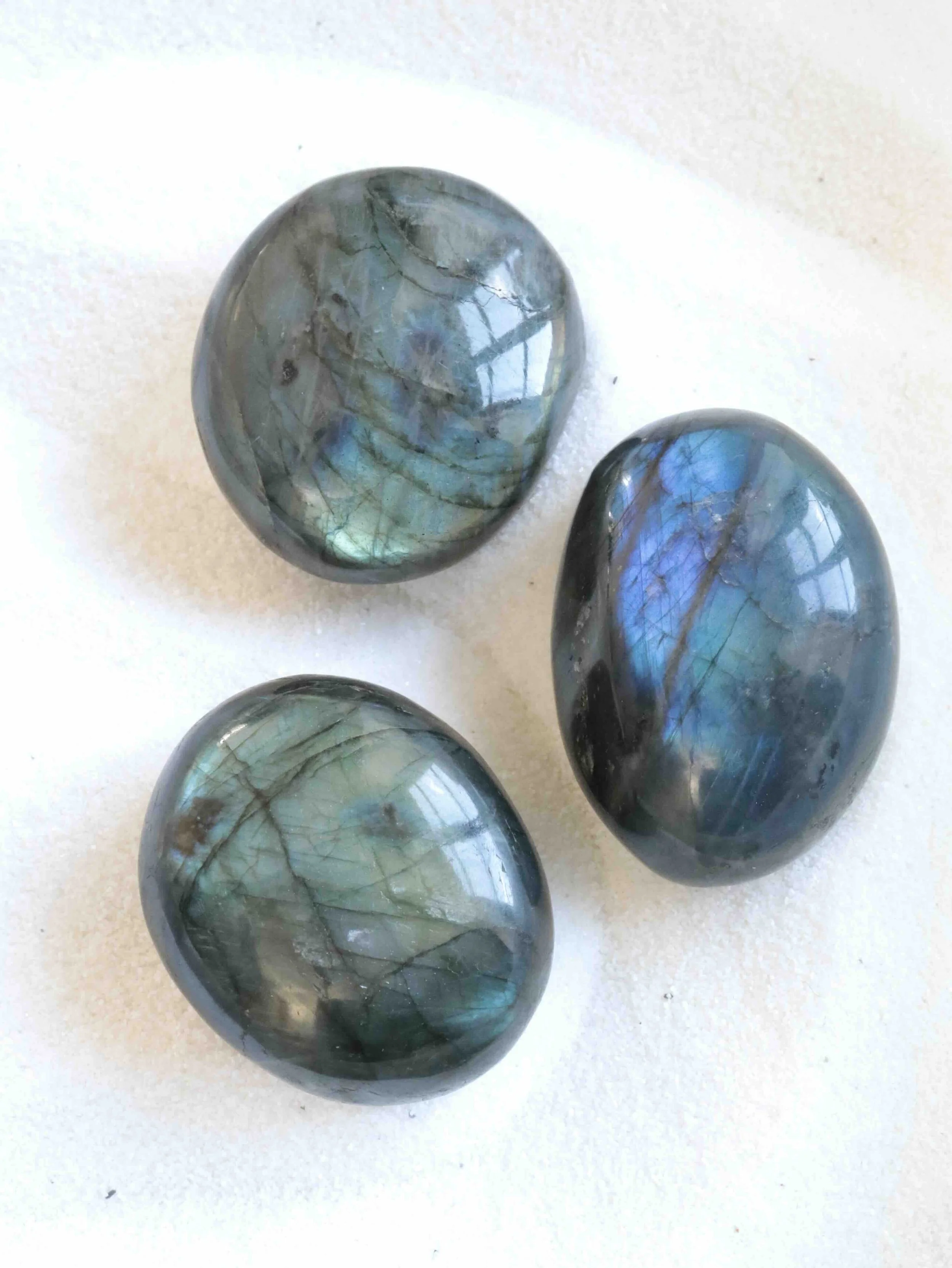 Galet de Labradorite - Pierre pour se sentir protégé - SOLYA - Bijoux, cristaux & minéraux en Belgique - Boutique de lithothérapie à Bruxelles - Pierres éthiques & naturelles