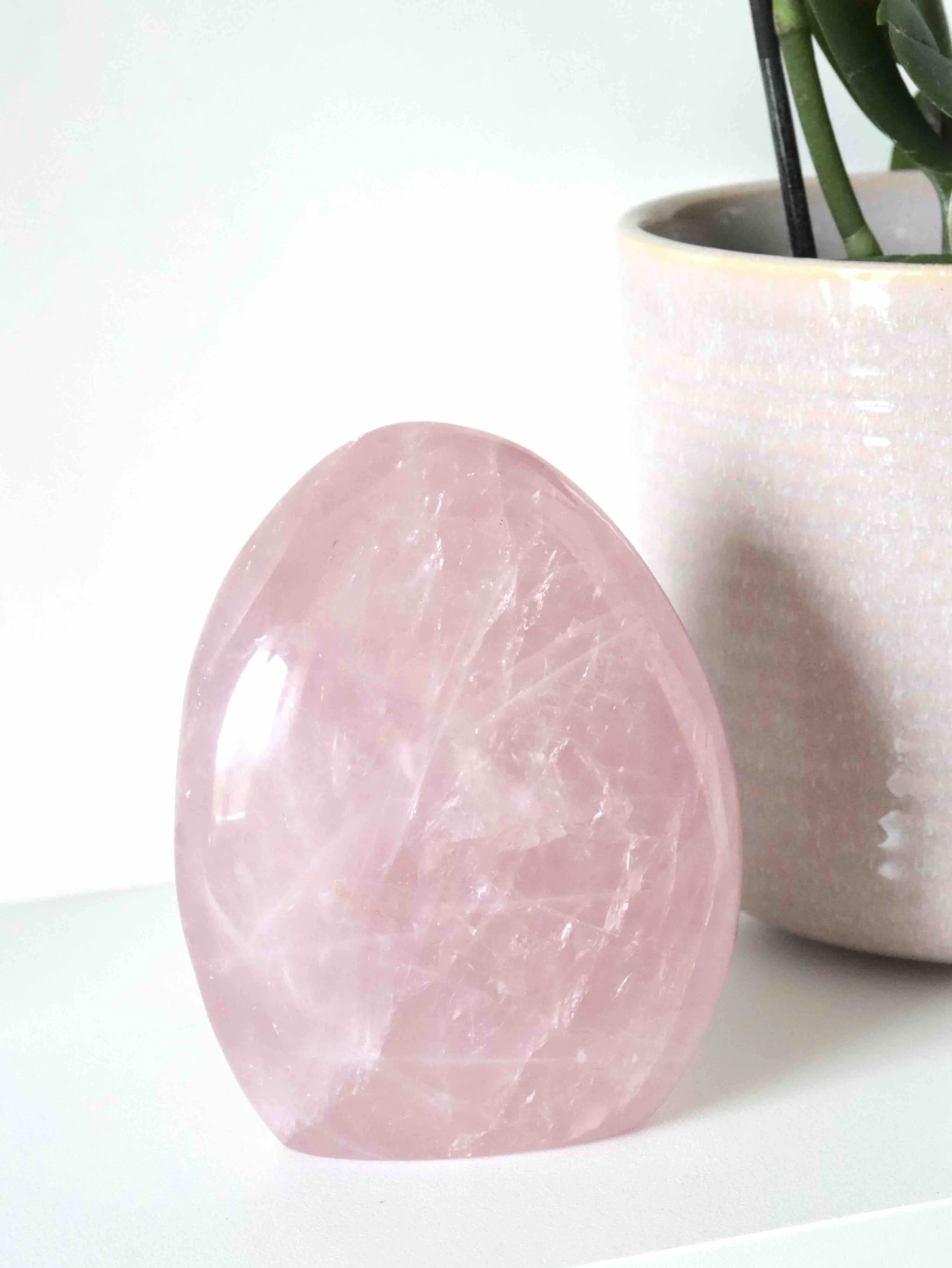 Dôme en Quartz rose - Pierre pour l'Amour & la Douceur - SOLYA - Bijoux, cristaux & minéraux en Belgique - Eshop de pierres naturelles & éthiques - Lithothérapie