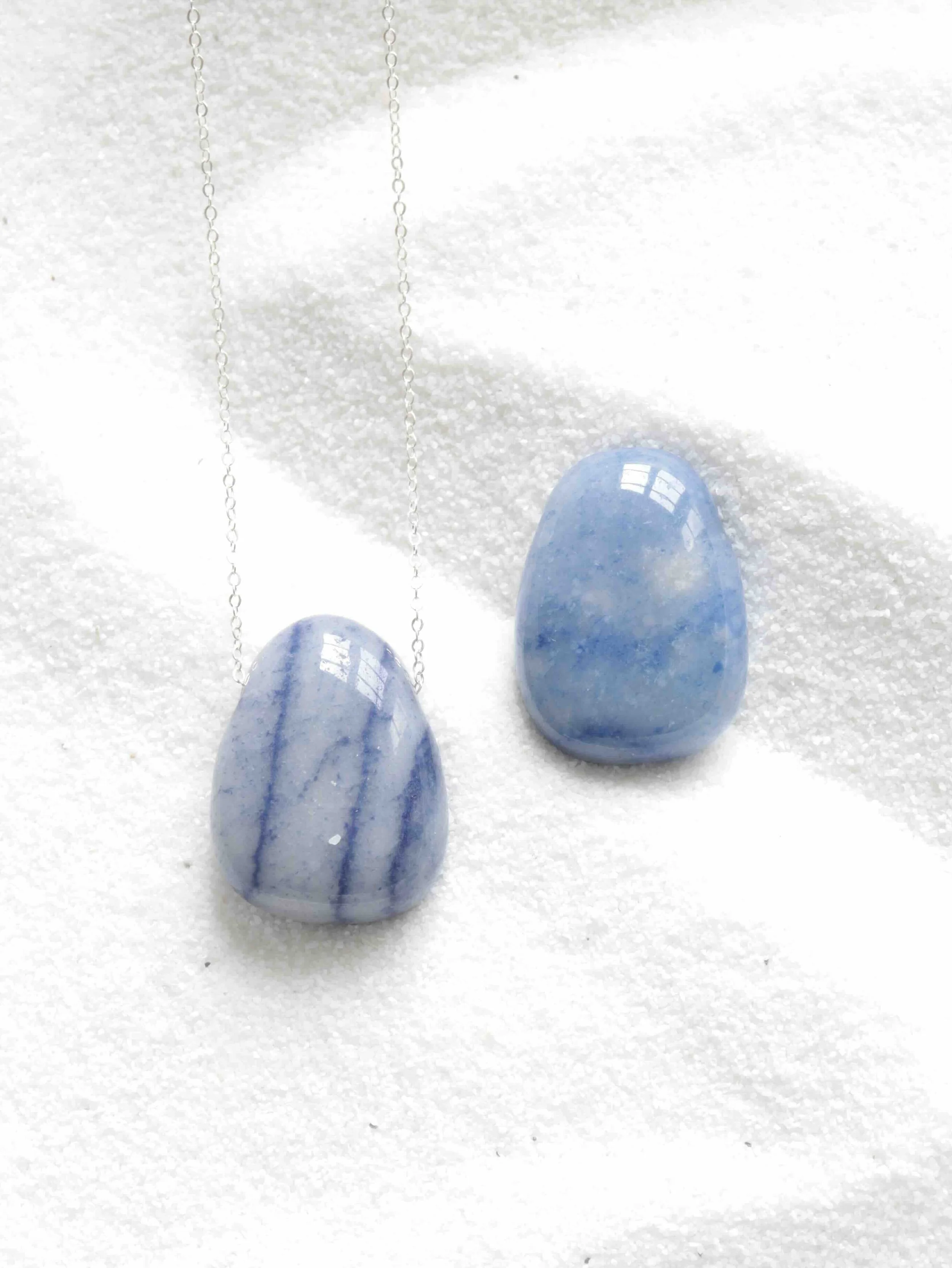 Aventurine bleue percée - Pierre pour se jeter à l'eau - SOLYA - Eshop de lithothérapie - Magasin de pierres éthiques & naturelles en Belgique - Bijoux, cristaux & minéraux.jpeg