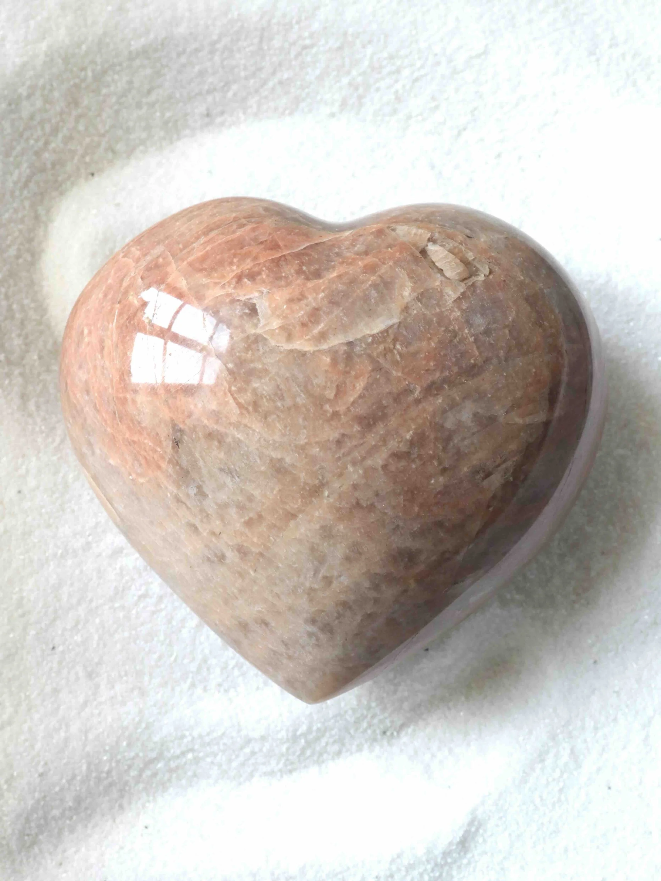 Grand cœur en Pierre de Lune pêche - Pierre pour le féminin sacré & l'intuition - SOLYA - Eshop de lithothérapie - Magasin de bijoux, cristaux & minéraux en Belgique - Pierres éthiques & naturelle