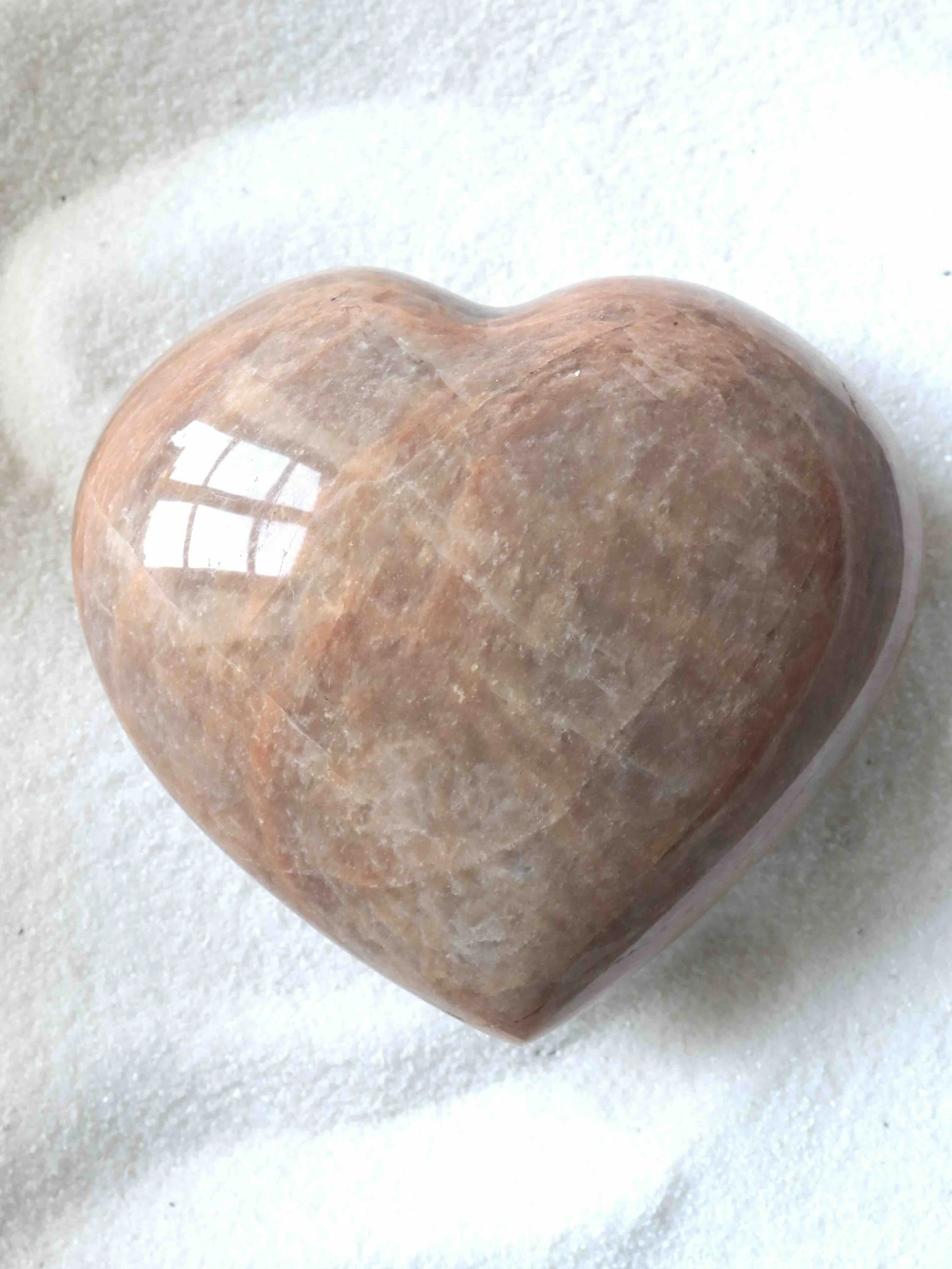 Grand cœur en Pierre de Lune pêche - Pierre pour le féminin sacré & l'intuition - SOLYA - Eshop de lithothérapie - Magasin de bijoux, cristaux & minéraux en Belgique - Pierres éthiques & naturelle