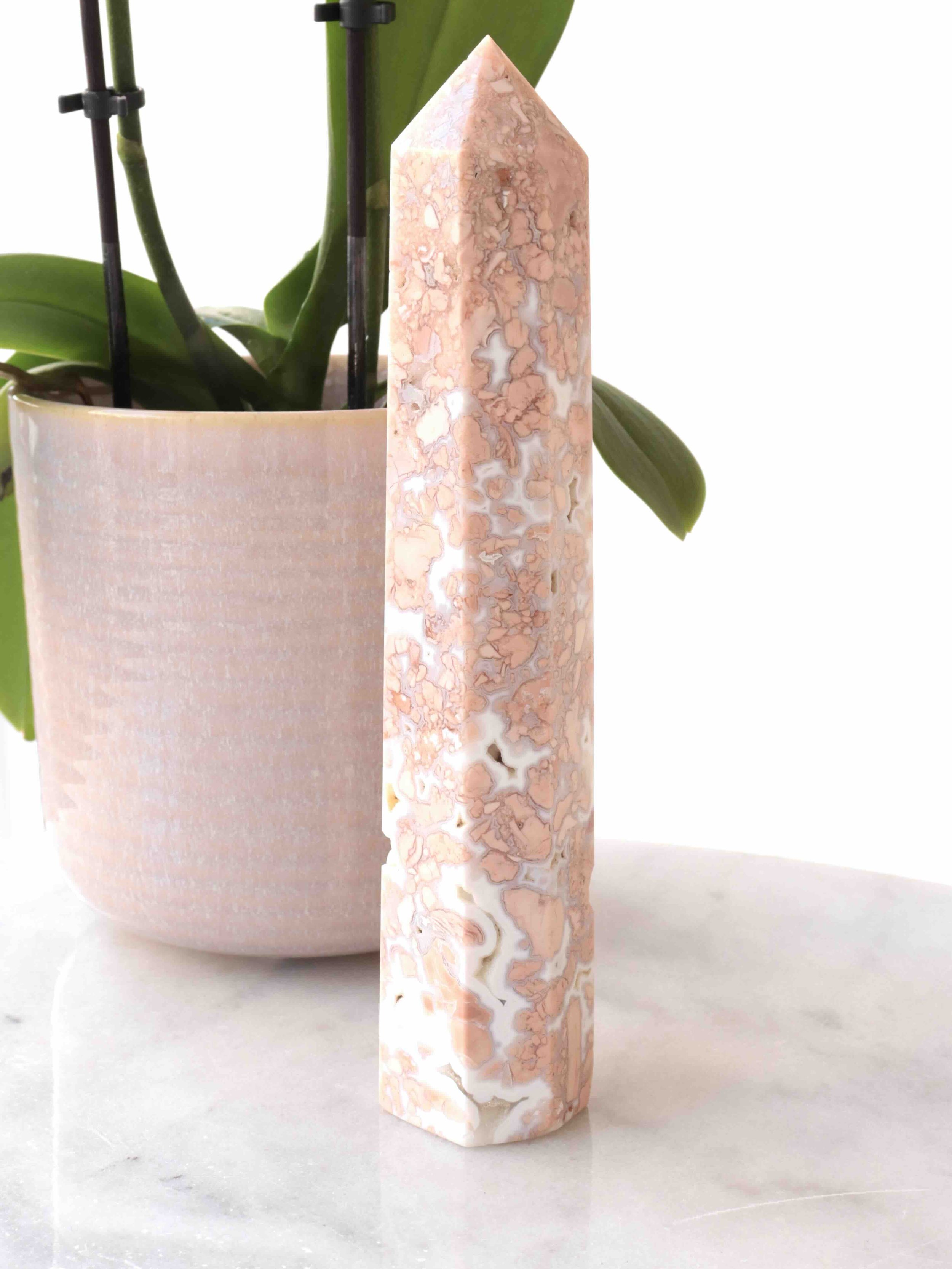 Pointe en Agate rose - Courage & Chance - SOLYA - Cristaux, Minéraux & Bonnes énergies - Bruxelles - Uccle - Magasin de lithothérapie en Belgique - Pierre éthique et naturelle - Eshop de lithothérapie