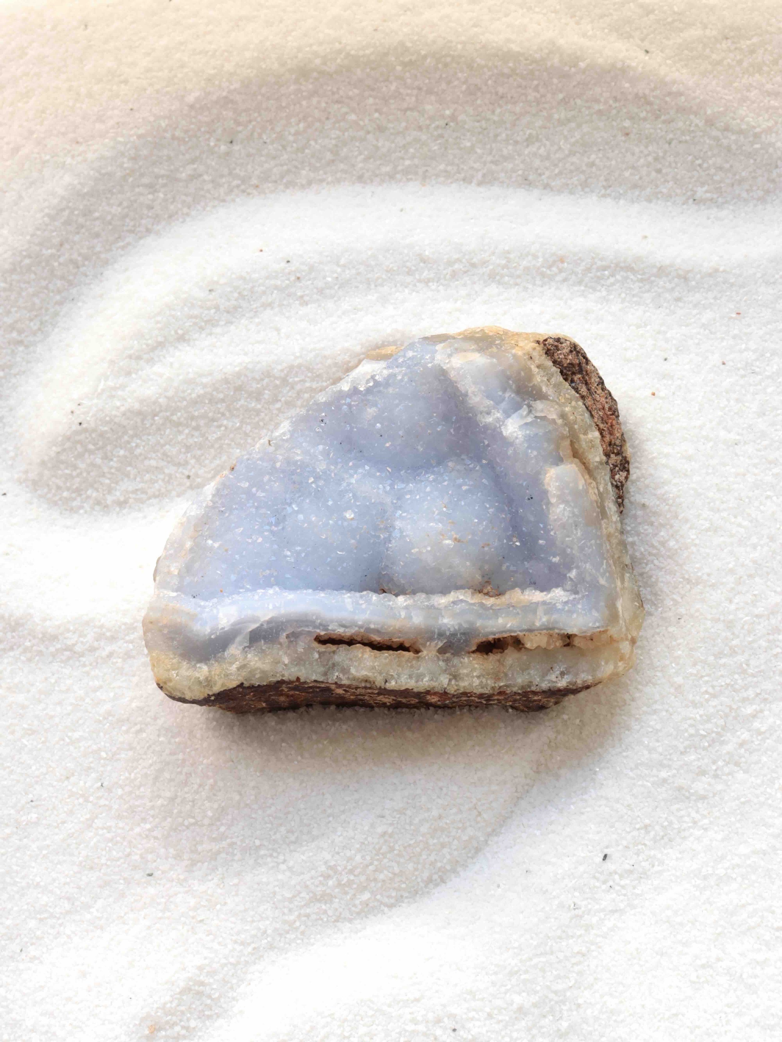 Géode de Calcédoine bleue - Pierre pour prendre le temps pour soi - SOLYA - Bijoux, cristaux & minéraux en Belgique - Pierres éthiques & naturelles à Bruxelles - Lithothérapie