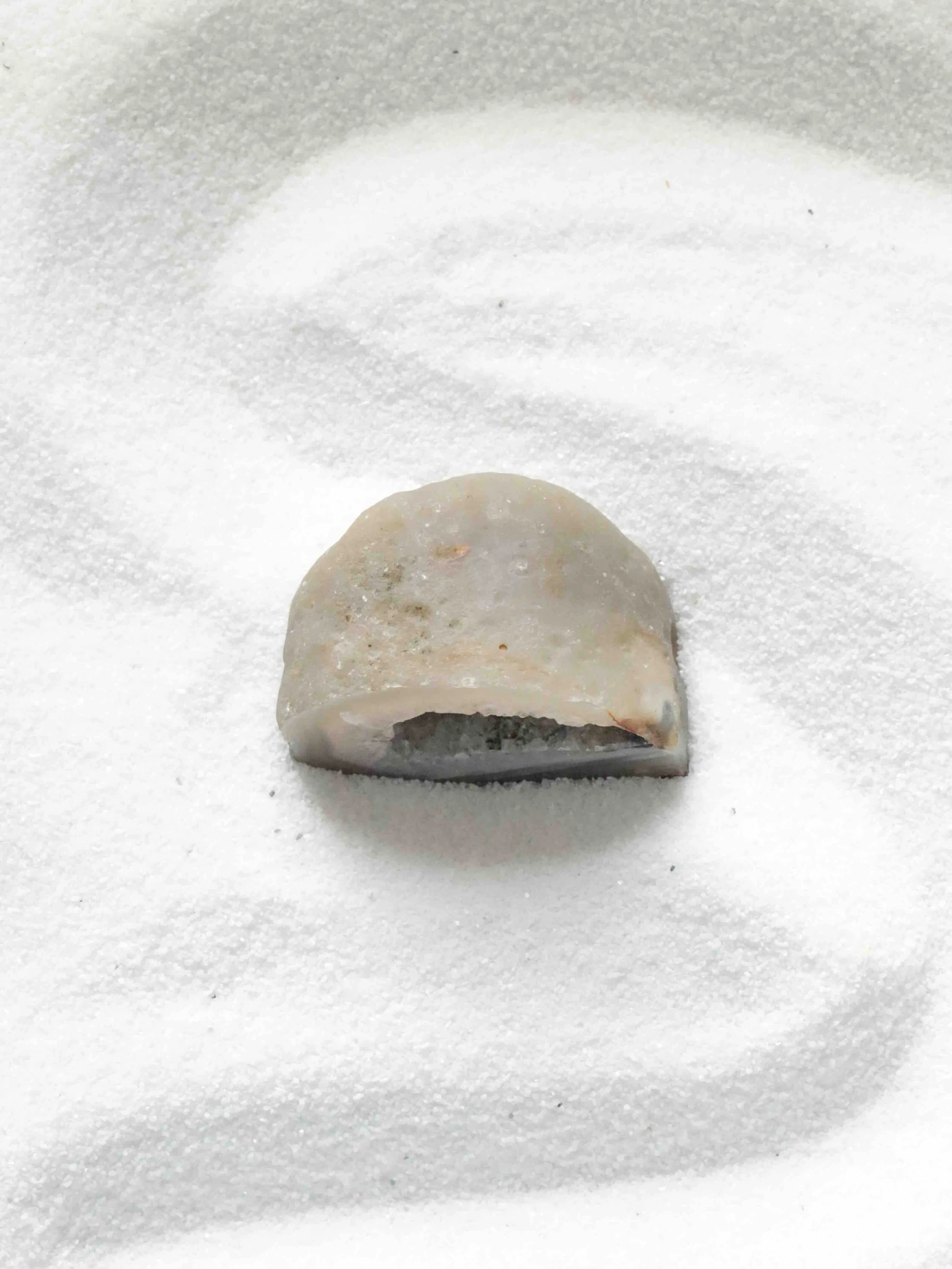 Géode d'Agate du Brésil vue du haut - Pierre pour le courage & la chance - SOLYA - Eshop de lithothérapie - Magasin de pierres éthiques & naturelles en Belgique - Bijoux, cristaux & minéraux.jpeg