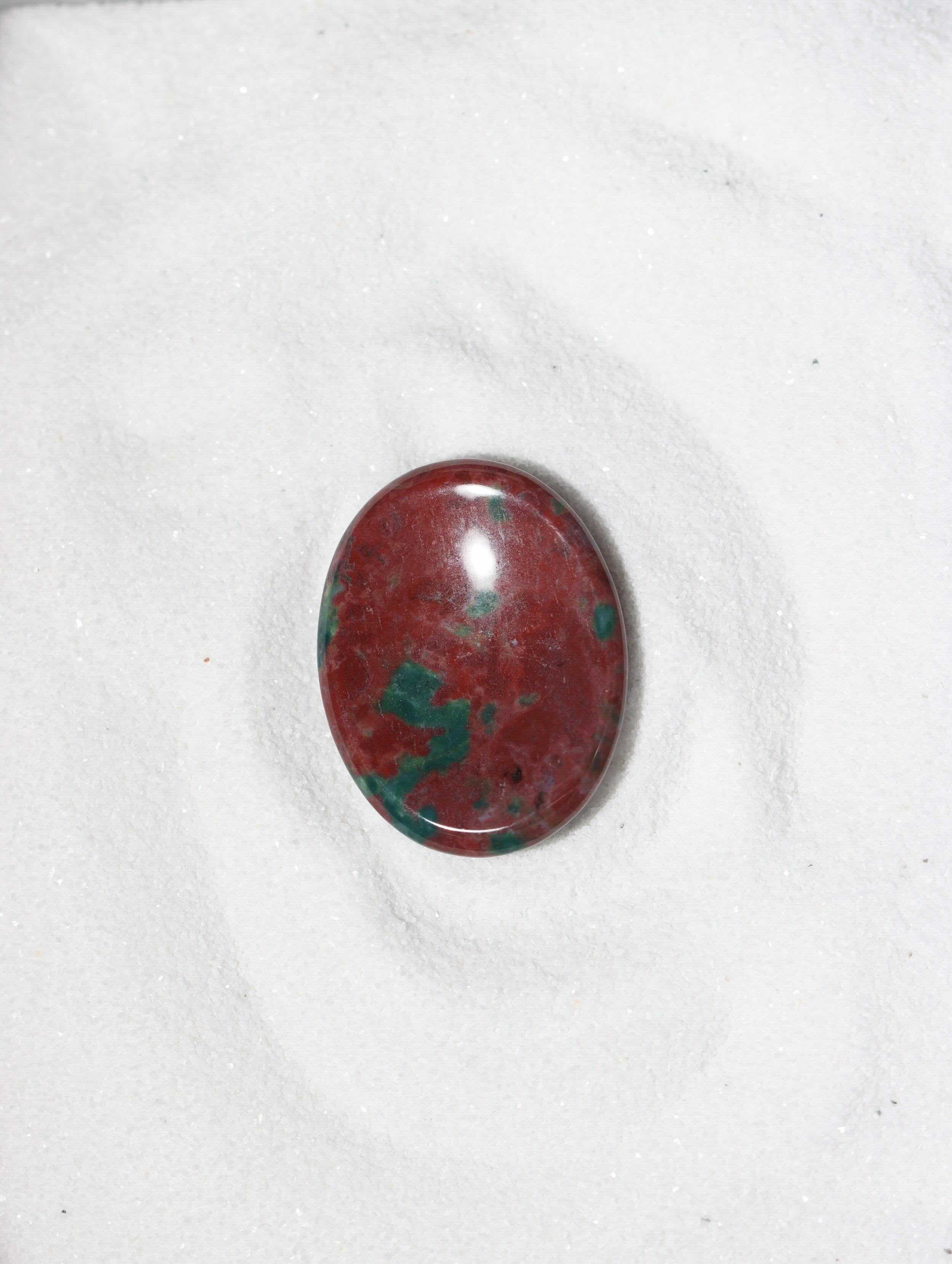 Pierre anti-stress Jaspe Héliotrope - Worry stone pour le Courage & Stabilité - Lithothérapie - SOLYA - Eshop de pierres naturelles & éthiques