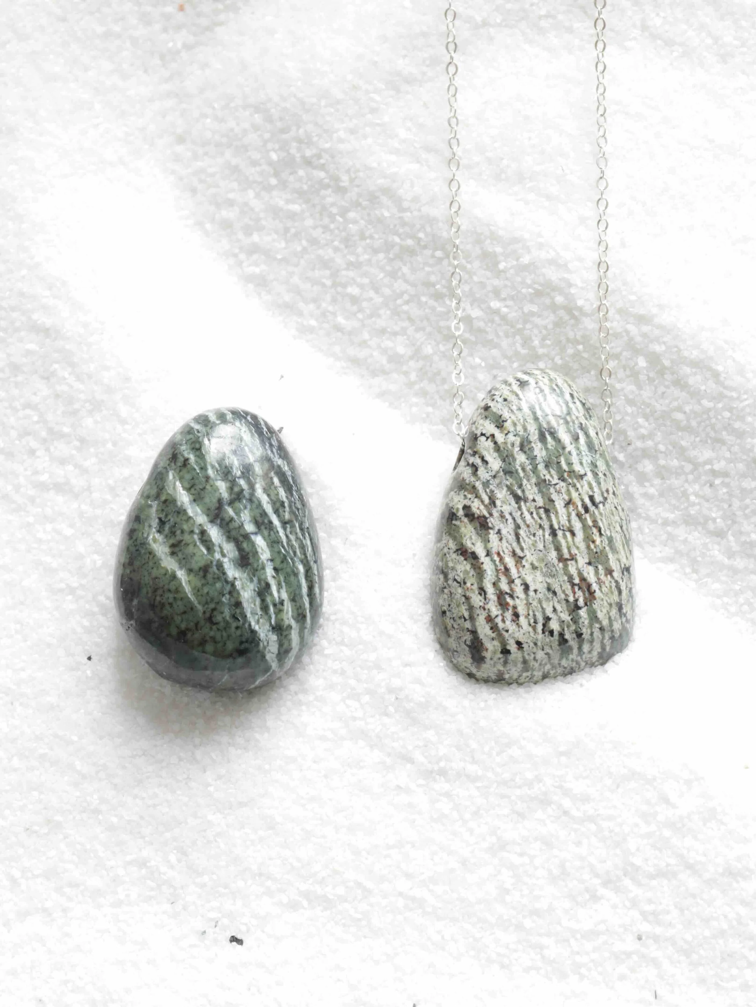 Serpentine percée - Pierre pour la purification des énergies - SOLYA - Eshop de lithothérapie - Magasin de pierres éthiques & naturelles en Belgique - Bijoux, cristaux & minéraux.jpeg