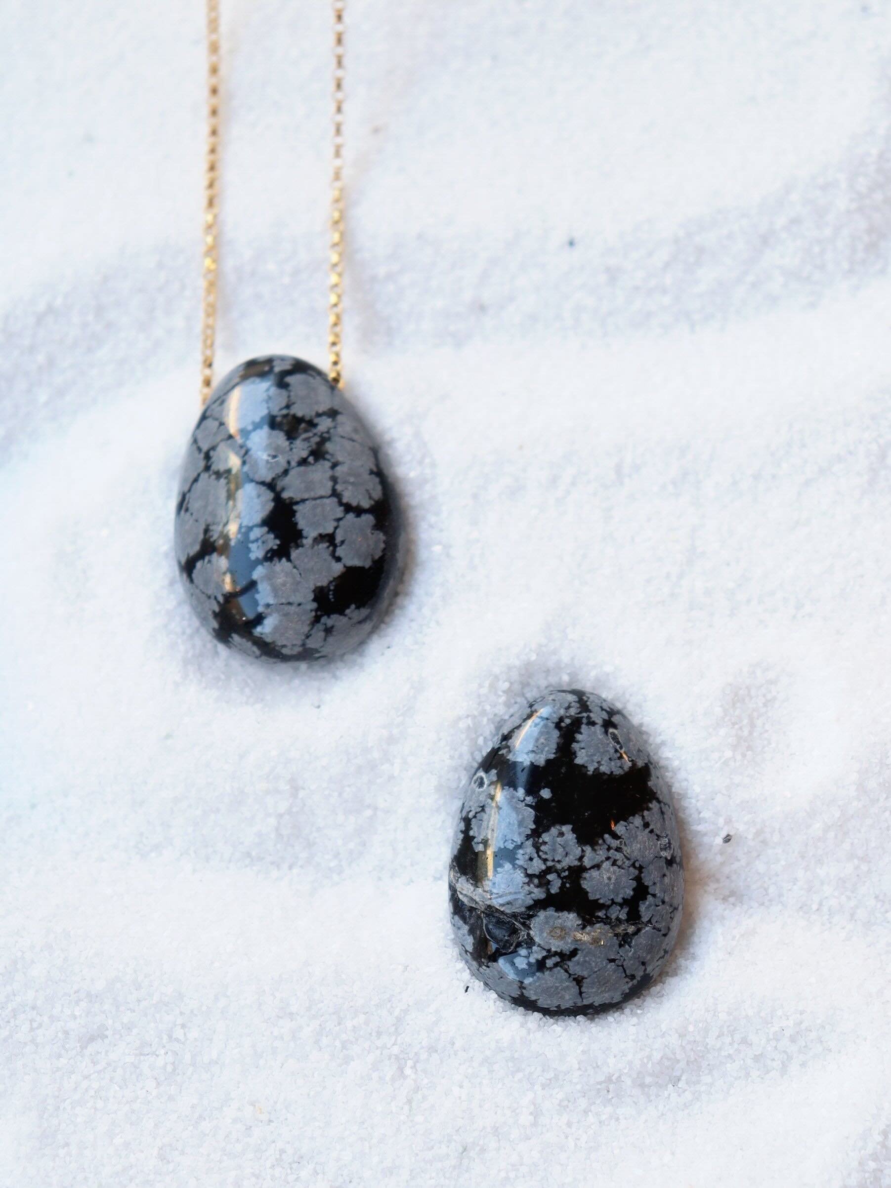 Pierre percée Obsidienne flocon de neige - Voir le positif - SOLYA - Cristaux, Minéraux & Bonnes énergies - Lithothérapie - Uccle - Bruxelles - Belgique - Pierre naturelle - Pierre éthique