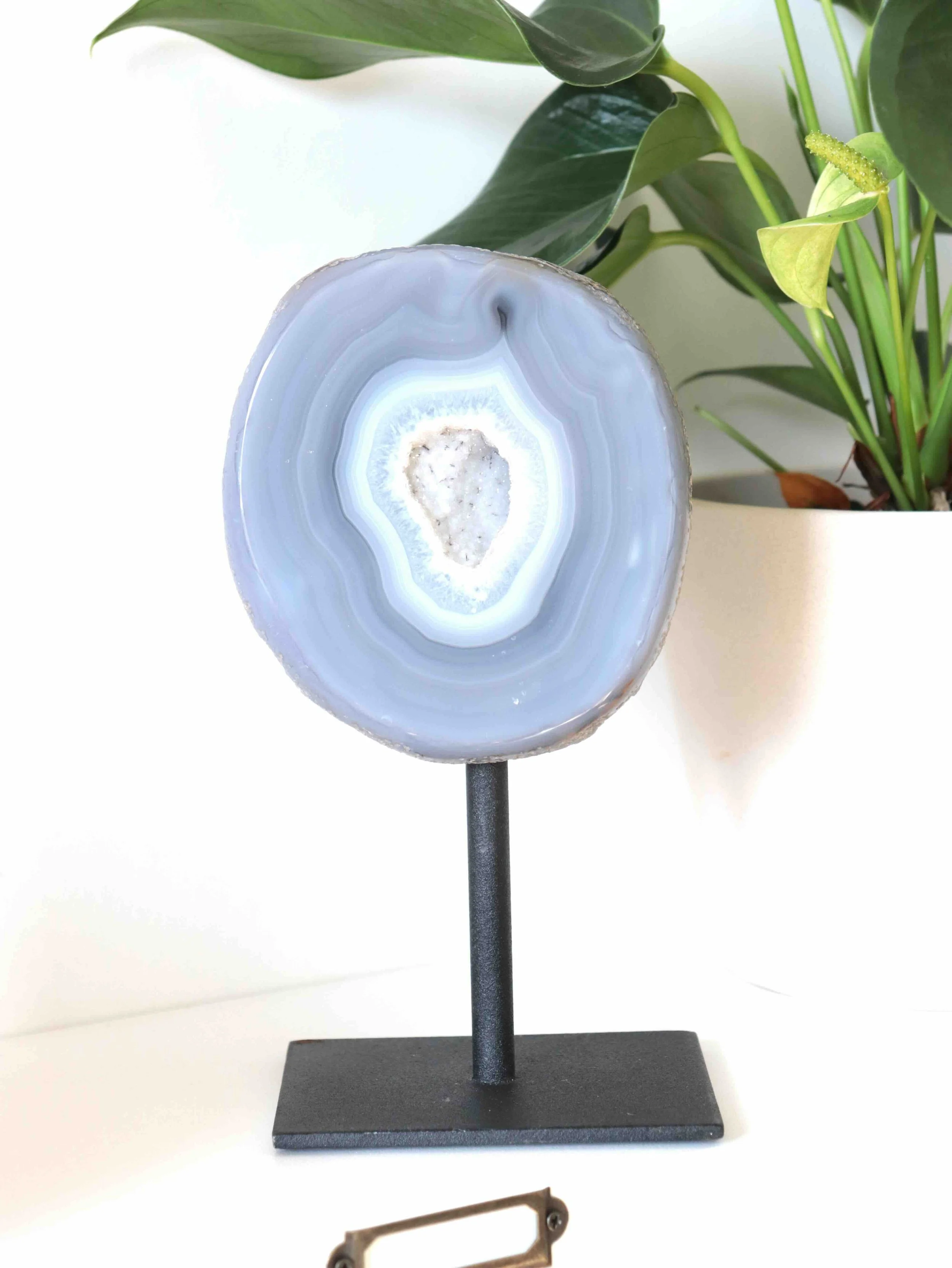 Agate sur pied - Pierre pour le courage & la chance - SOLYA - Eshop de lithothérapie - Magasin de pierres éthiques & naturelles en Belgique - Bijoux, cristaux & minéraux.jpeg