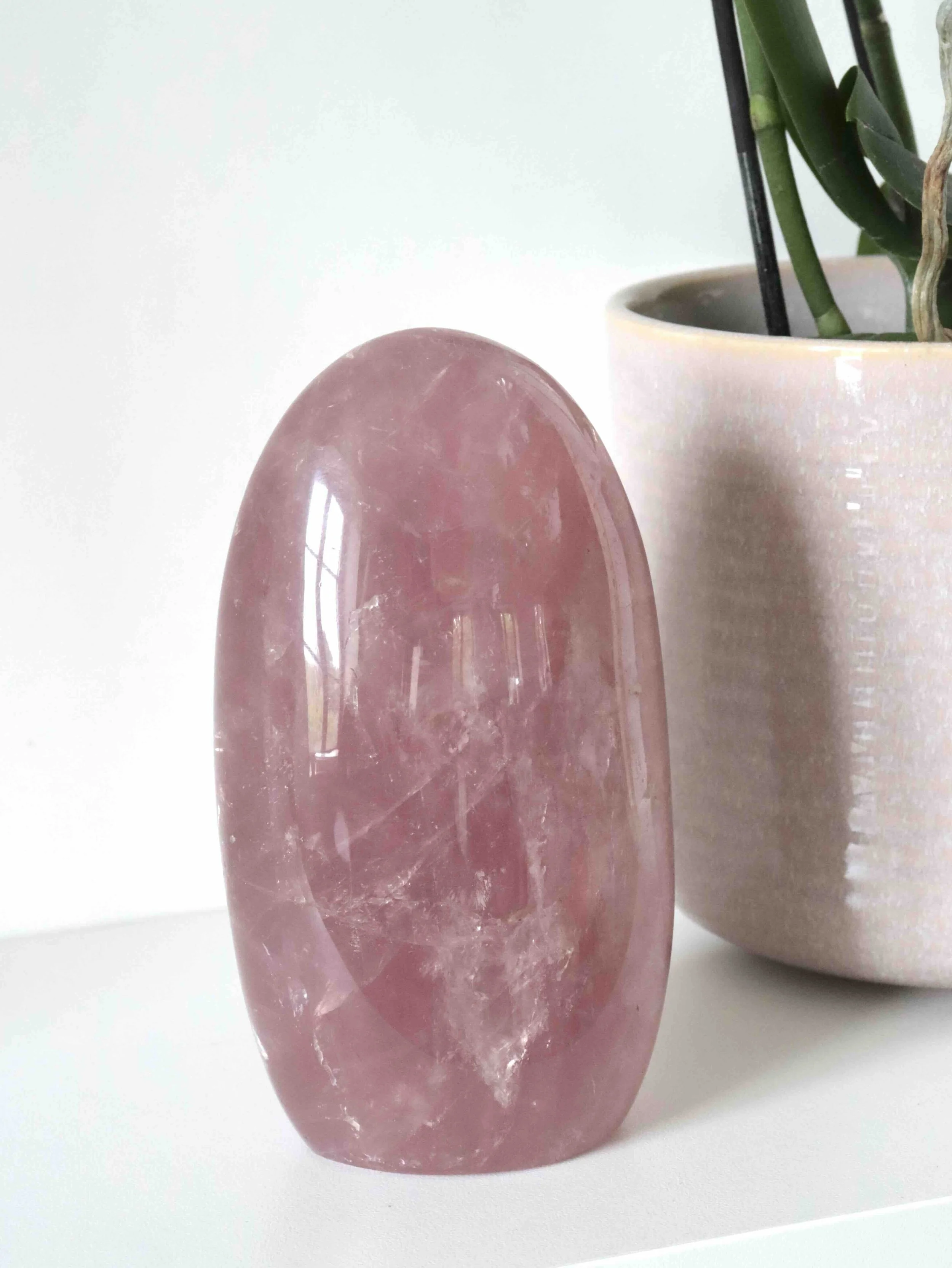 Dôme en Quartz rose - Pierre pour l'Amour & la Douceur - SOLYA - Bijoux, cristaux & minéraux en Belgique - Eshop de pierres naturelles & éthiques - Lithothérapie
