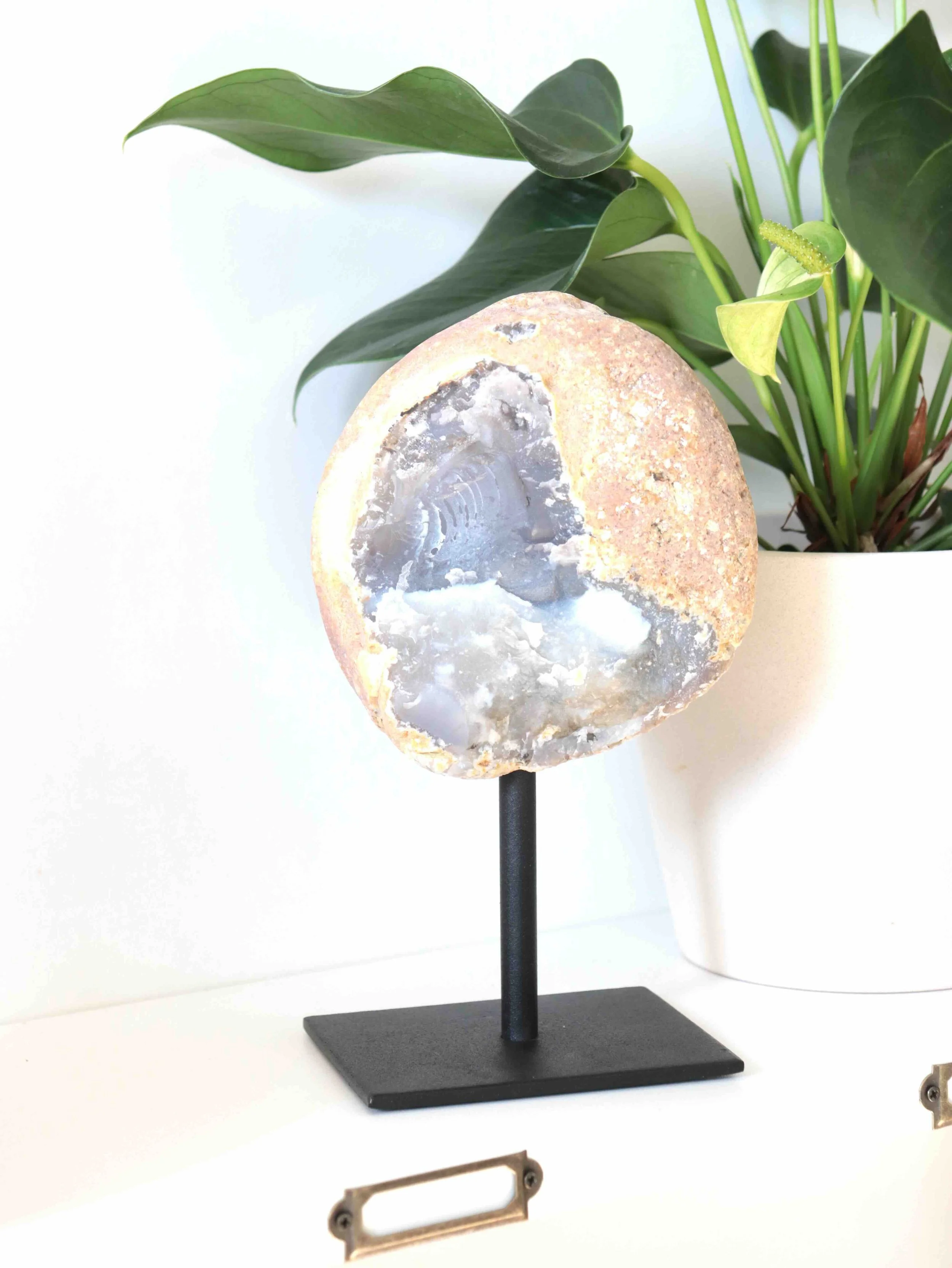 Agate naturelle sur pied - Pierre pour le courage & la chance - SOLYA - Eshop de lithothérapie - Magasin de pierres éthiques & naturelles en Belgique - Bijoux, cristaux & minéraux.jpeg