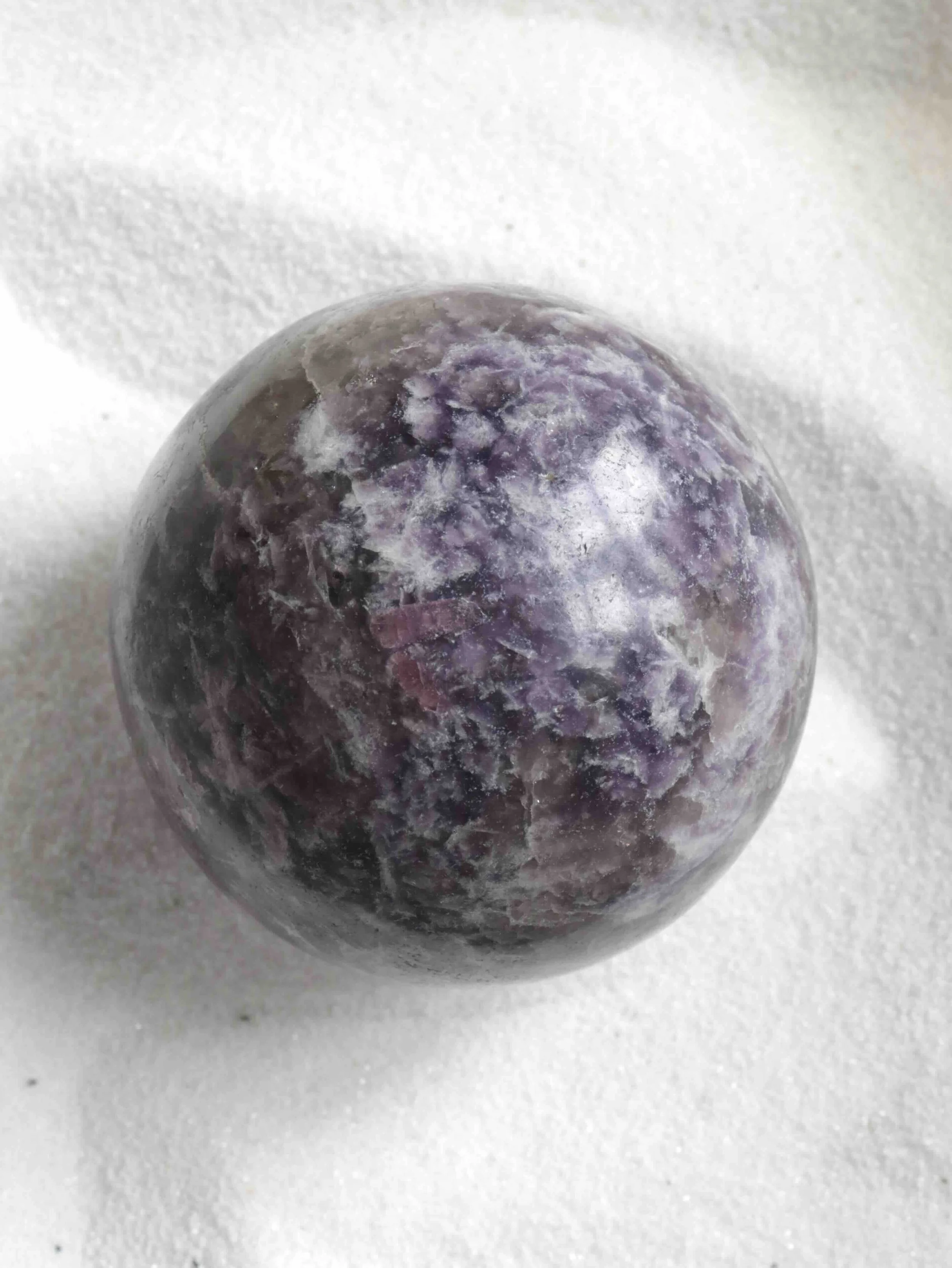 Sphère en Lépidolite - Pierre pour le retour à l'essentiel - SOLYA - Magasin de bijoux, cristaux & minéraux en Belgique - Boutique de pierres éthiques & naturelles - France
