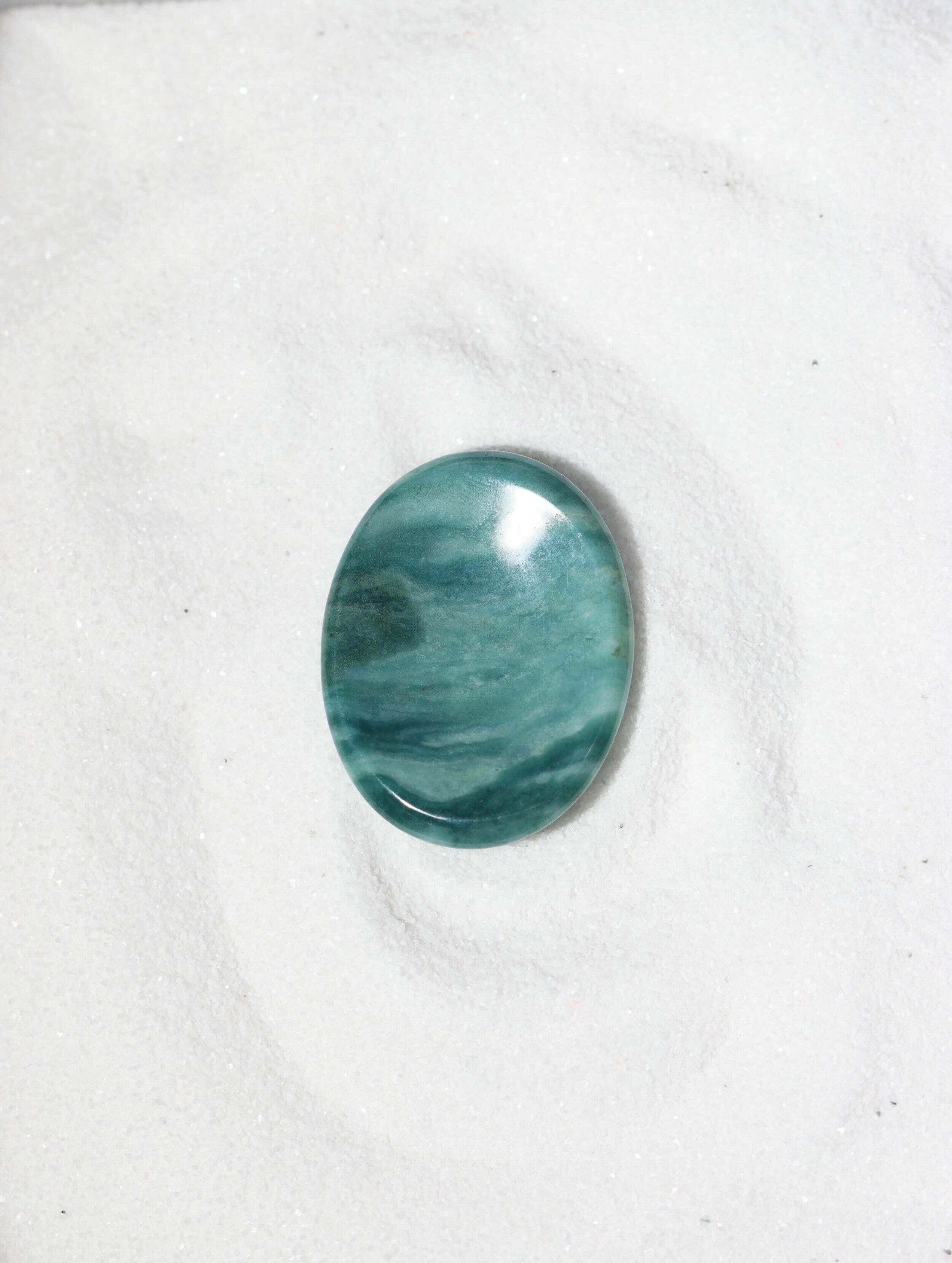 Pierre anti-stress Jaspe vert - Worry stone ancrage à la Terre & Perception du réel - SOLYA - Magasin de bijoux, cristaux & minéraux en Belgique - Boutique de pierres éthiques & naturelles Bruxelles