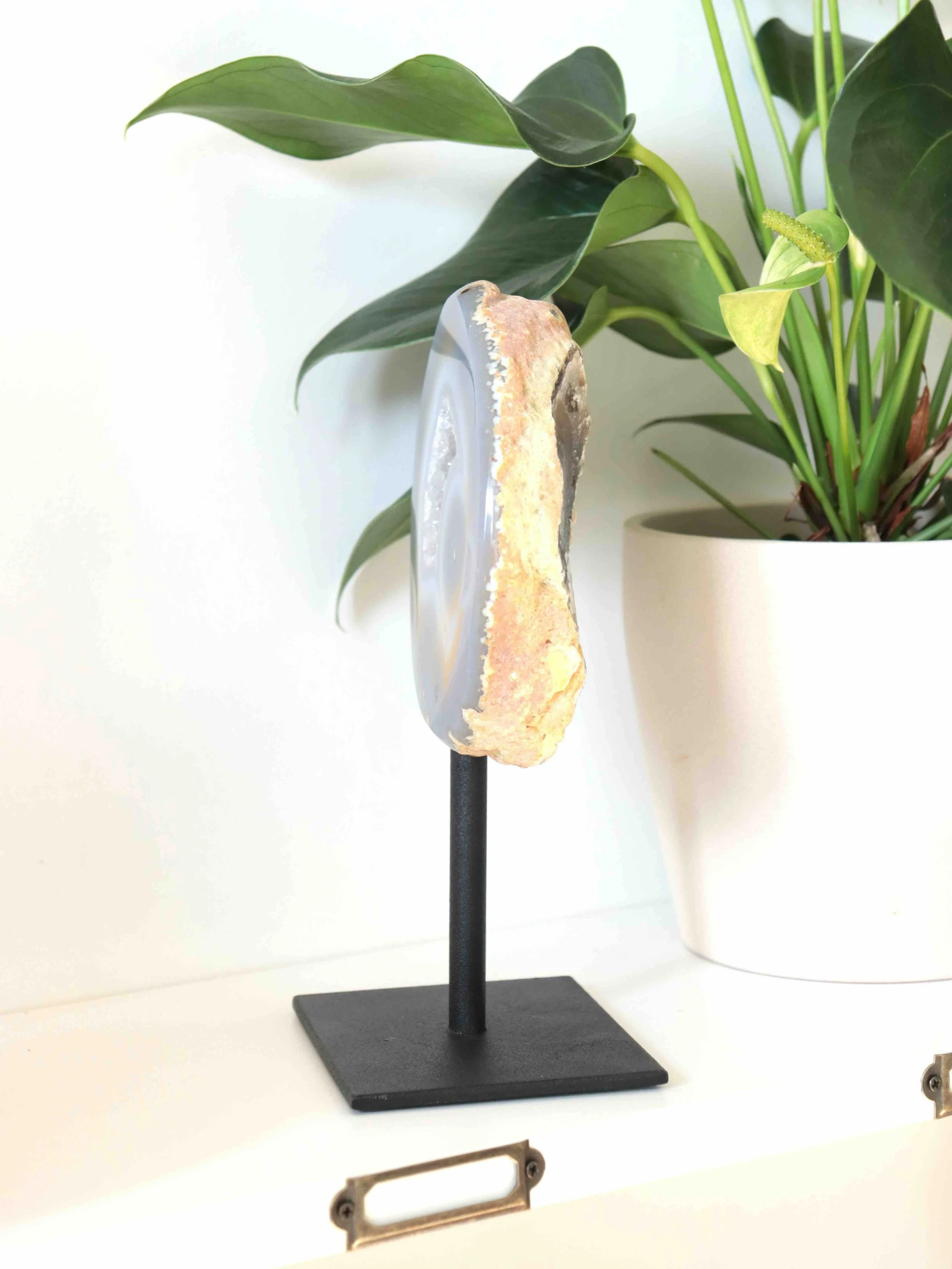 Agate du Brésil sur pied - Pierre pour le courage & la chance - SOLYA - Eshop de lithothérapie - Magasin de pierres éthiques & naturelles en Belgique - Bijoux, cristaux & minéraux.jpeg