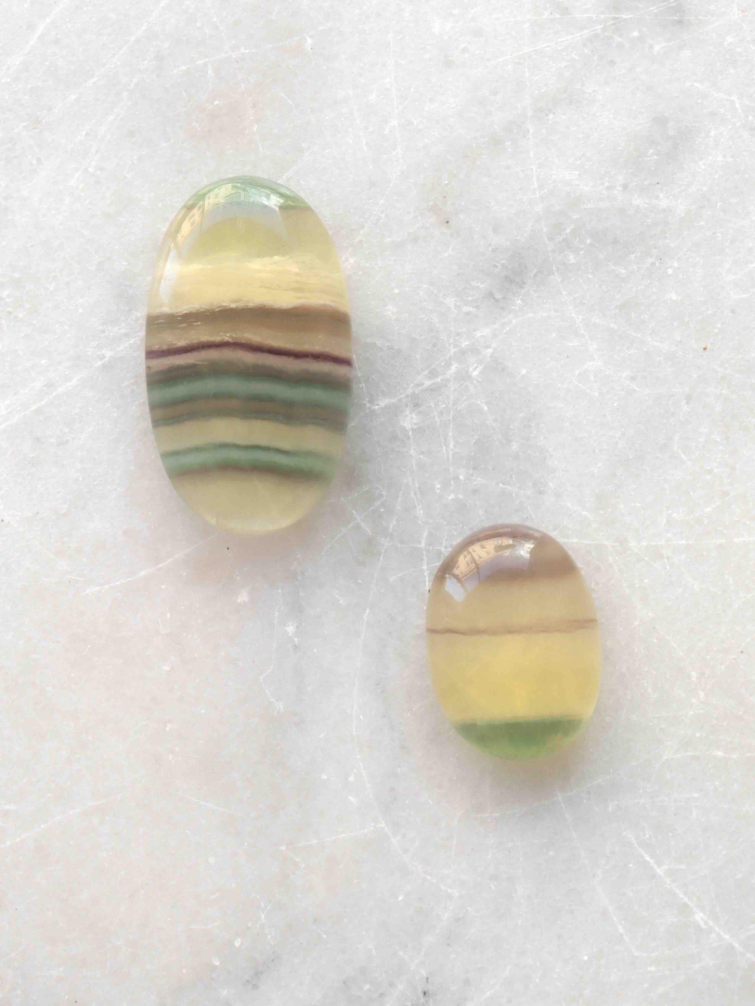 Cabochon de Fluorite - Pierre pour la reconnection à son savoir & la détente - SOLYA - Magasin de bijoux, cristaux & minéraux à Bruxelles - Boutique de pierres éthiques en Belgique
