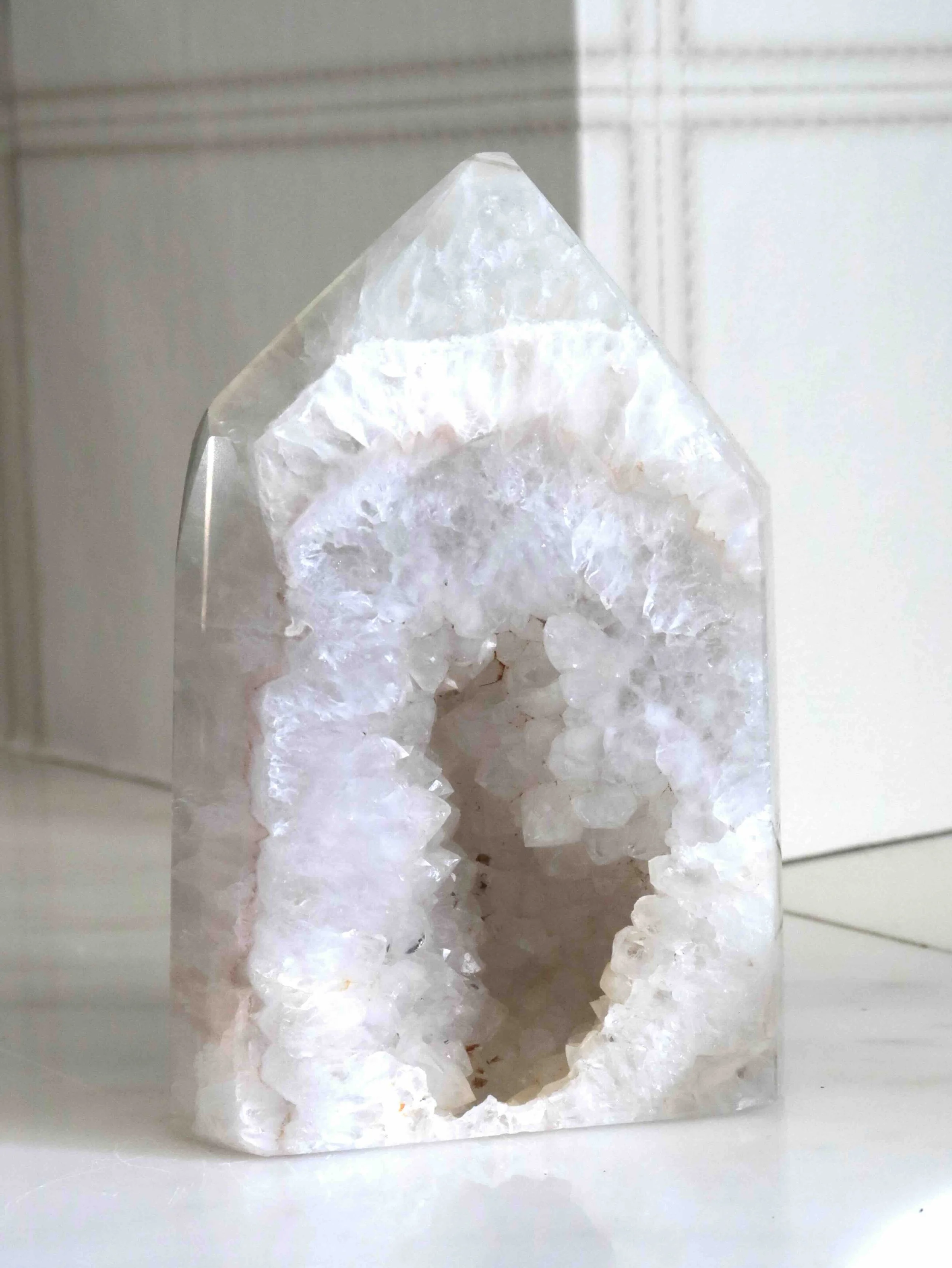 Grande pointe de Cristal de Roche - Pierre pour se recentrer sur son intention - SOLYA - Bijoux, cristaux & minéraux en Belgique - Pierres éthiques & naturelles - Lithothérapie