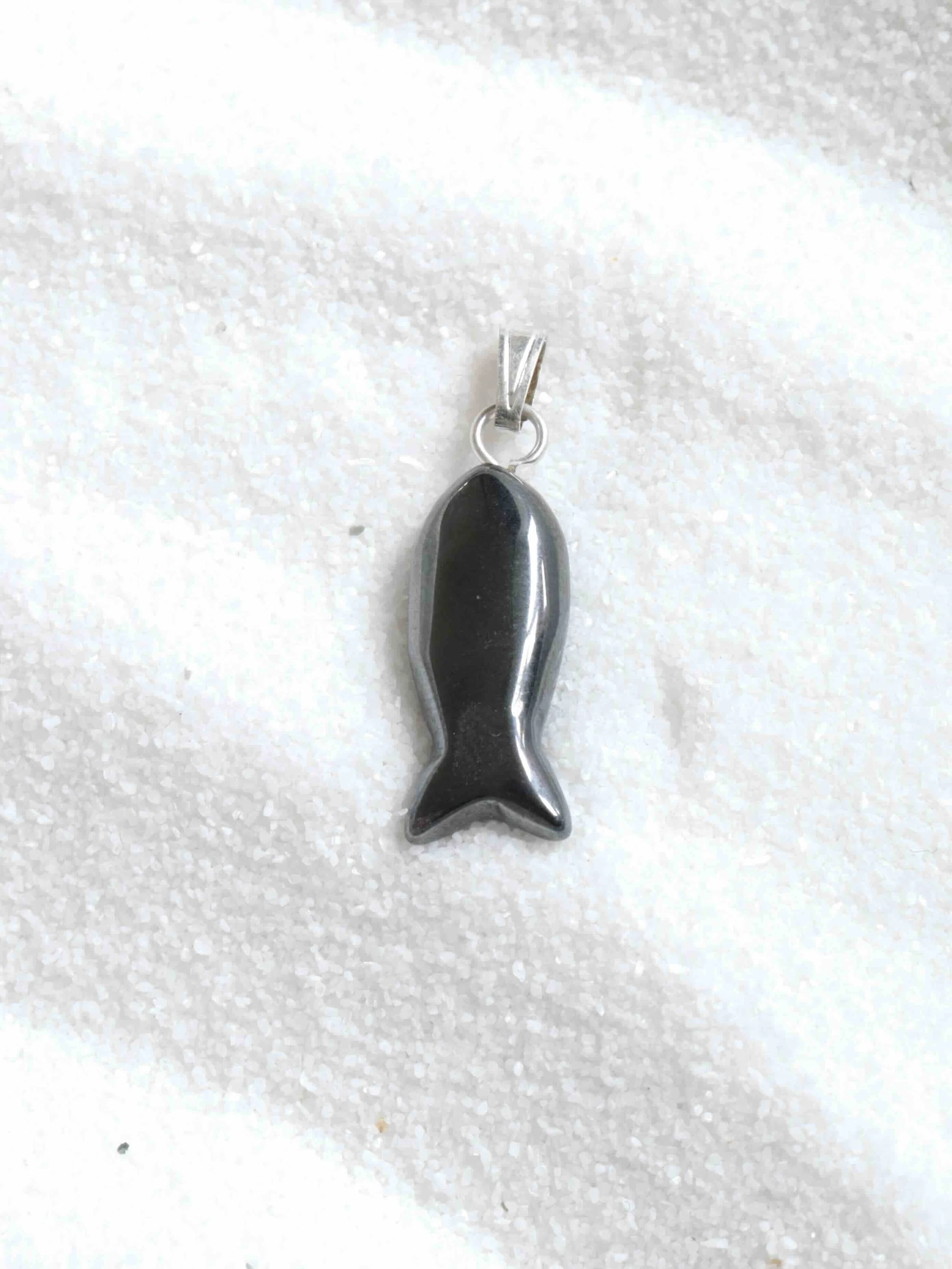 Pendentif poisson Hématite - Force & détermination - SOLYA - Lithothérapie - Cristaux, Minéraux - Magasin lithothérapie Belgique - Eshop de pierres éthiques et naturelles