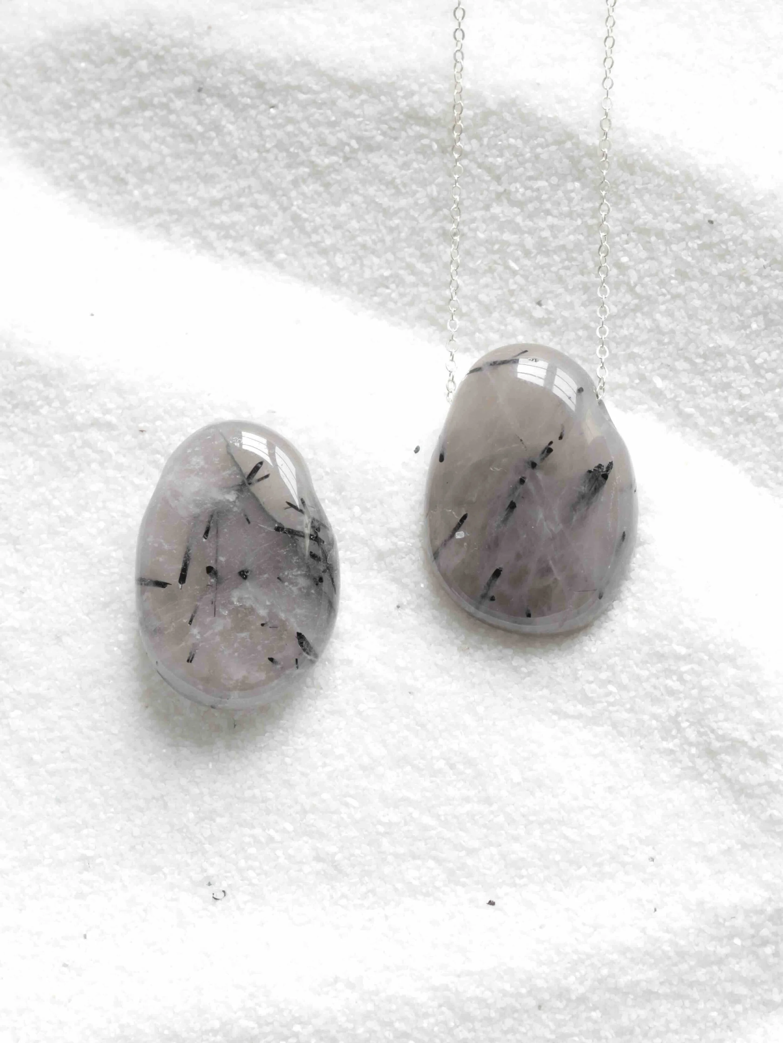 Quartz à Tourmalines percée - Pierre pour ne plus d'autolimiter - SOLYA - Eshop de lithothérapie - Magasin de pierres éthiques & naturelles en Belgique - Bijoux, cristaux & minéraux.jpeg