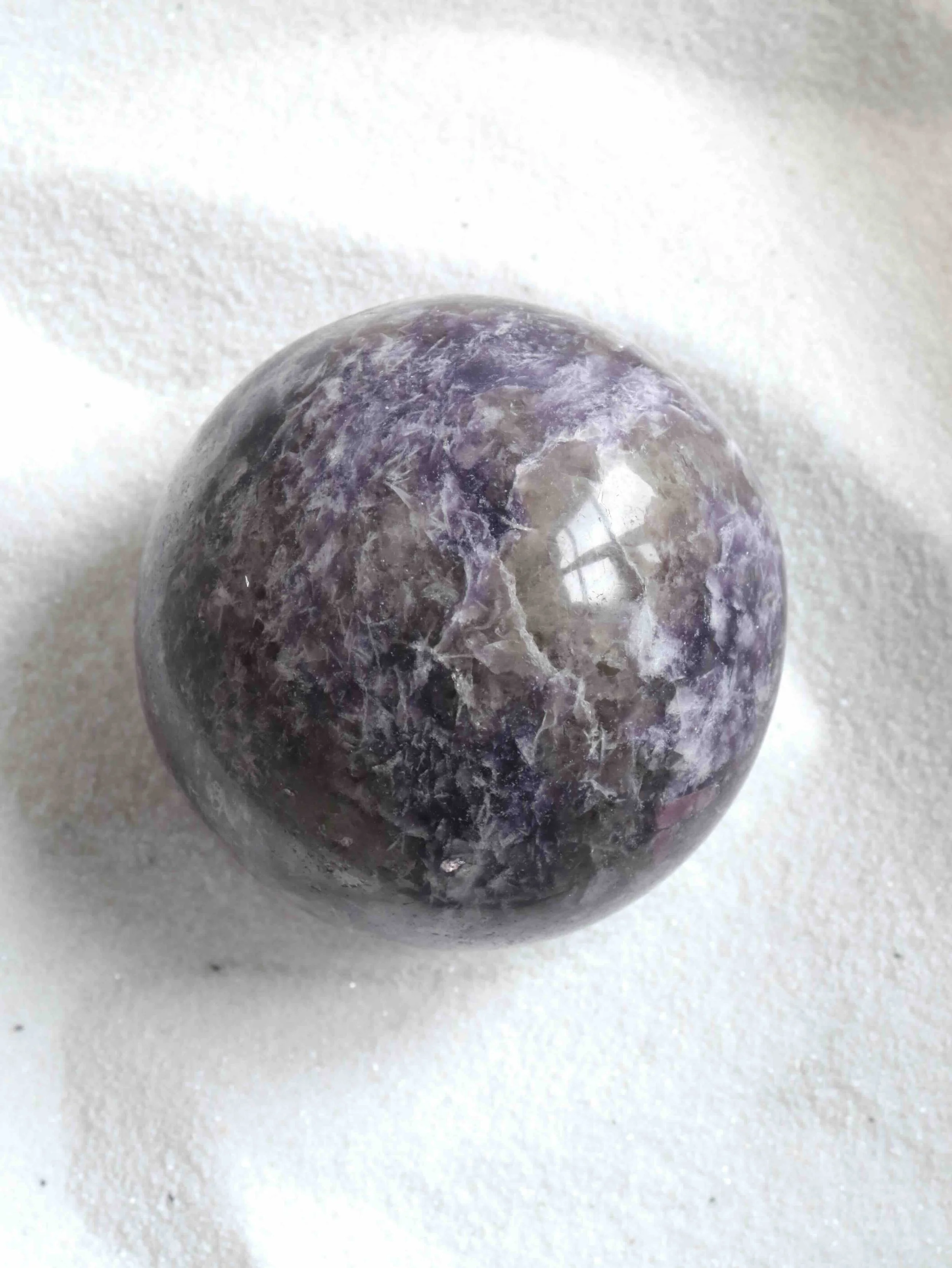 Sphère en Lépidolite - Pierre pour le retour à l'essentiel - SOLYA - Magasin de bijoux, cristaux & minéraux en Belgique - Boutique de pierres éthiques & naturelles - France