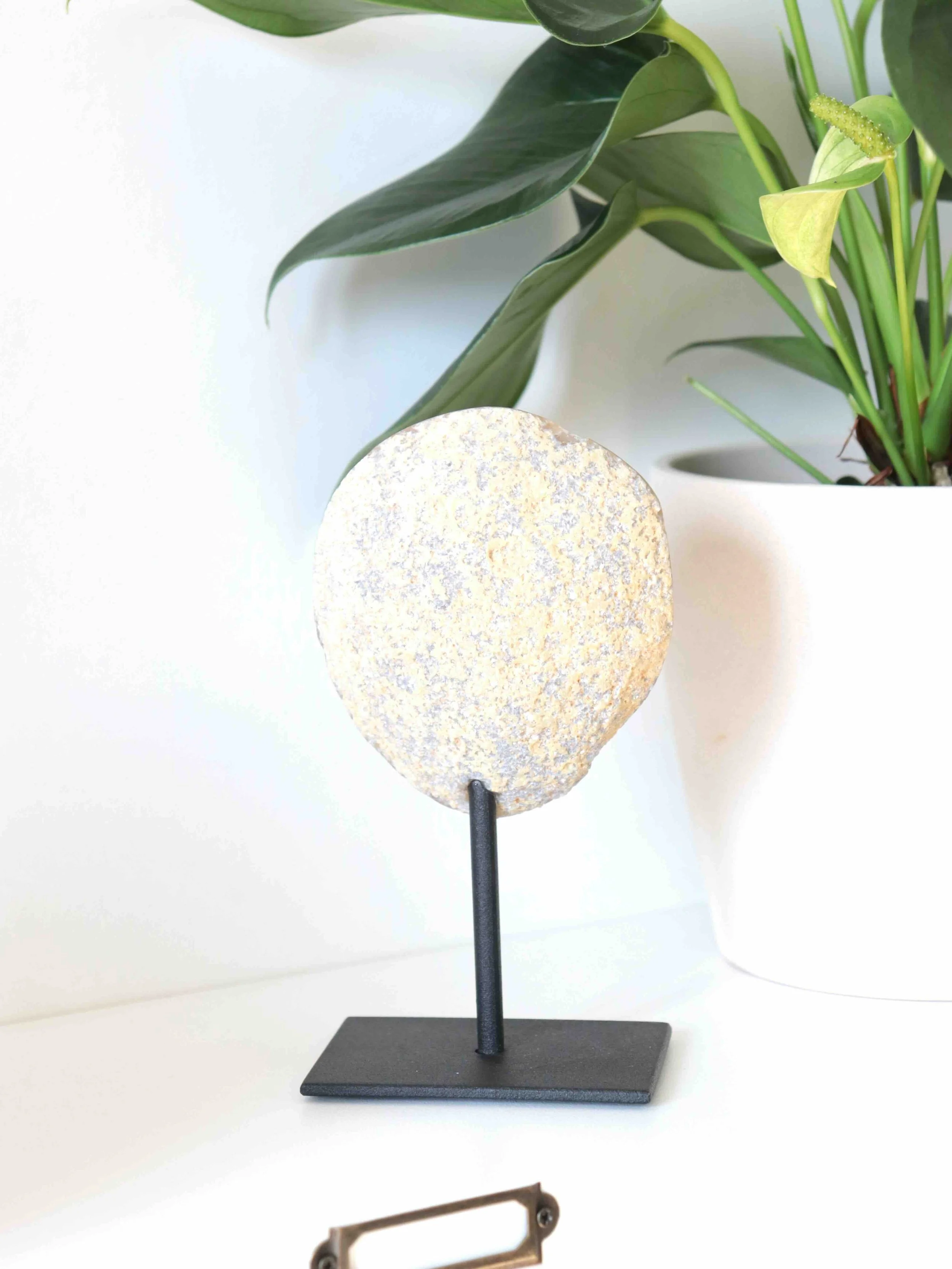 Agate naturelle sur pied - Pierre pour le courage & la chance - SOLYA - Eshop de lithothérapie - Magasin de pierres éthiques & naturelles en Belgique - Bijoux, cristaux & minéraux.jpeg