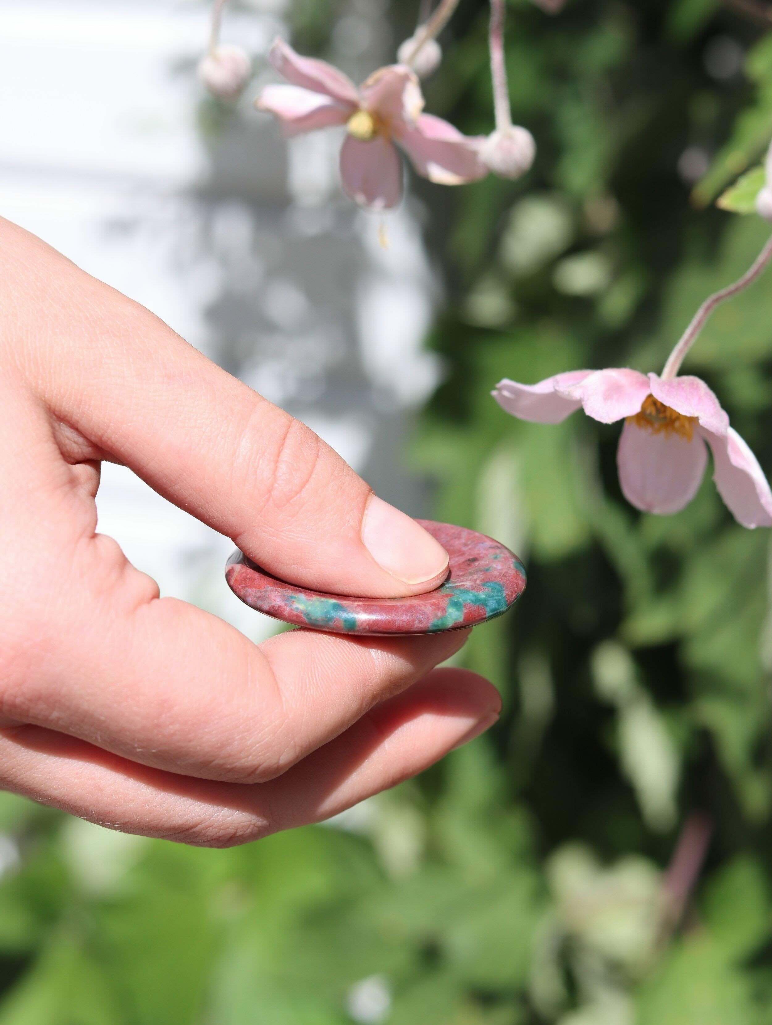 Pierre anti-stress Jaspe Héliotrope - Worry stone pour le Courage & Stabilité - Lithothérapie - SOLYA - Eshop de pierres naturelles & éthiques