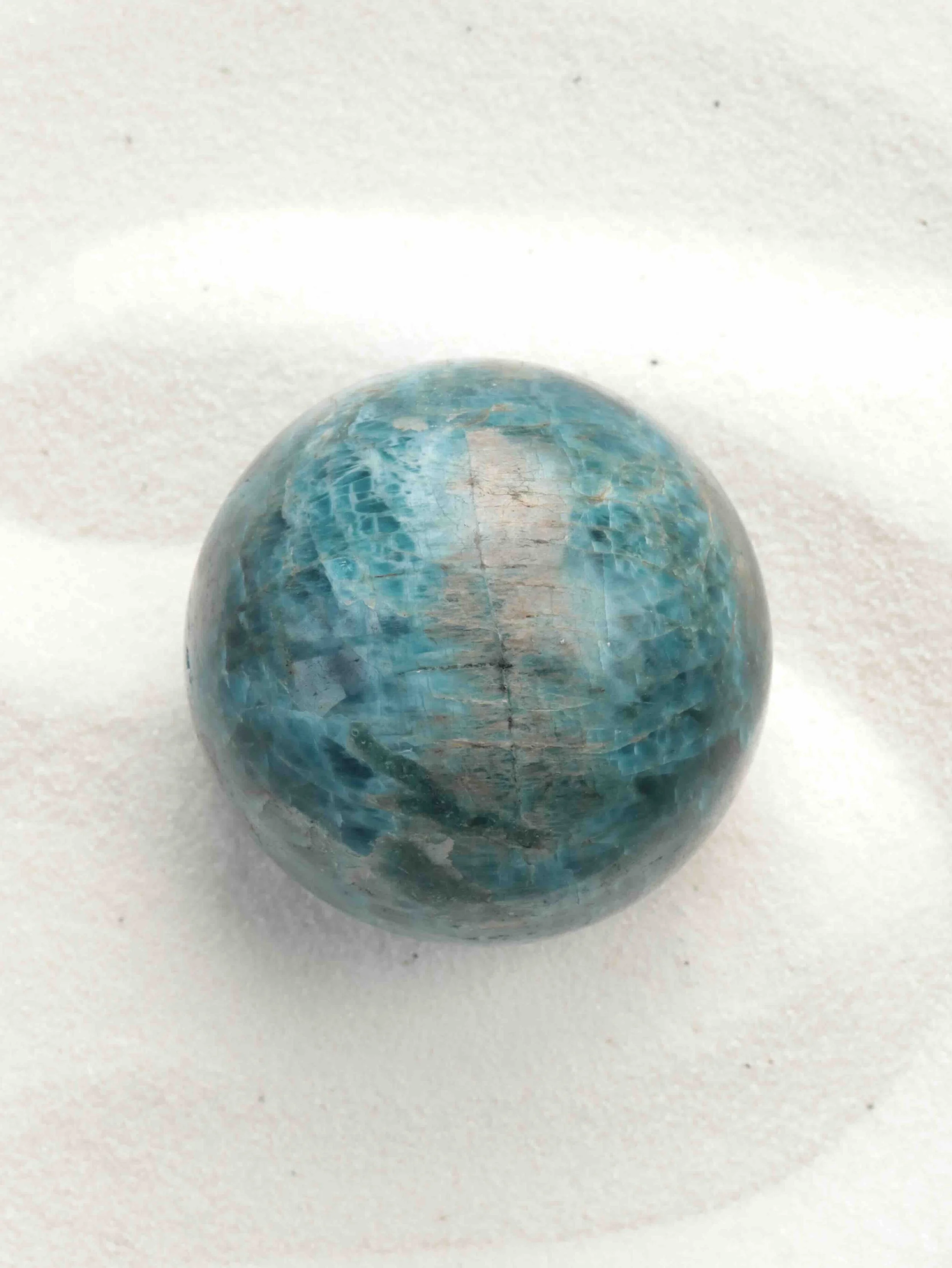Sphère en Apatite bleue -  Pierre pour Transcender les troubles émotionnels & apaiser les tensions - SOLYA - Eshop de lithothérapie - Magasin de pierres éthiques en Belgique