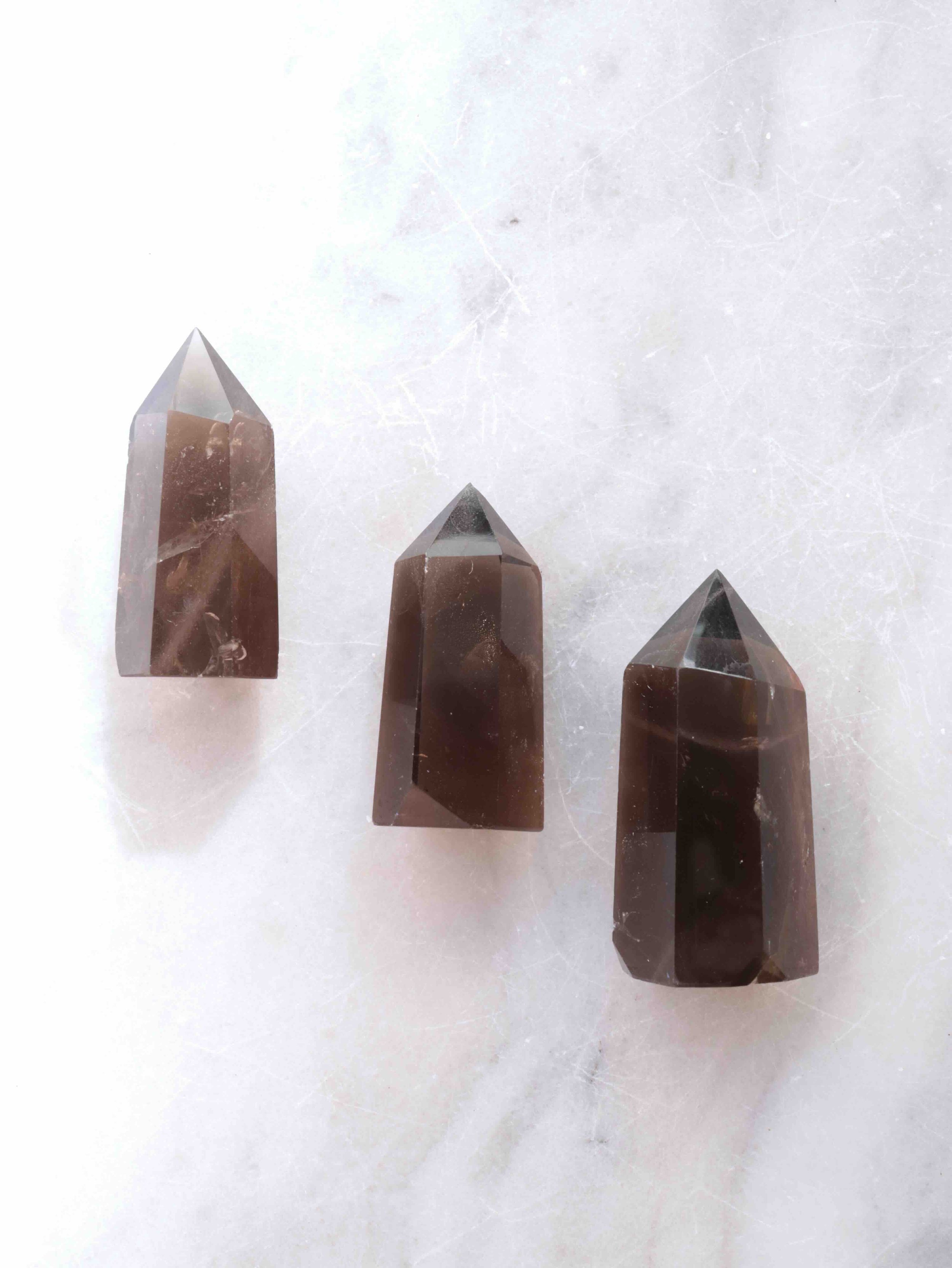 Pointe Quartz fumé - Atténuer les émotions fortes - SOLYA - Boutique de lithothérapie en Belgique - Magasin de bijoux, cristaux & minéraux à Bruxelles - Pierres éthiques et naturelles Uccle