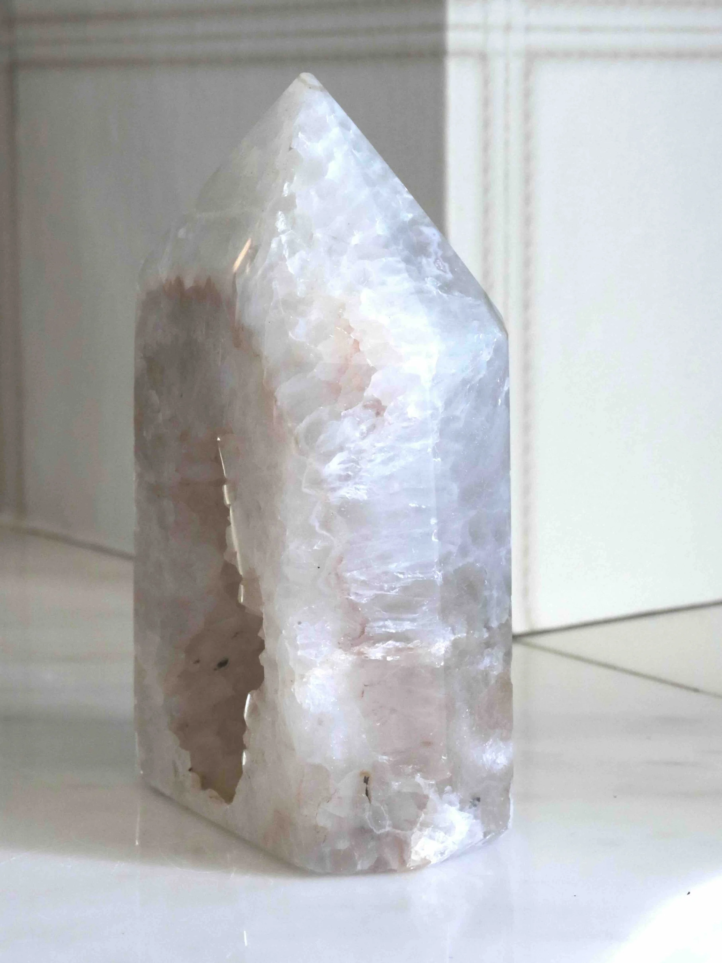 Grande pointe de Cristal de Roche - Pierre pour se recentrer sur son intention - SOLYA - Bijoux, cristaux & minéraux en Belgique - Pierres éthiques & naturelles - Lithothérapie