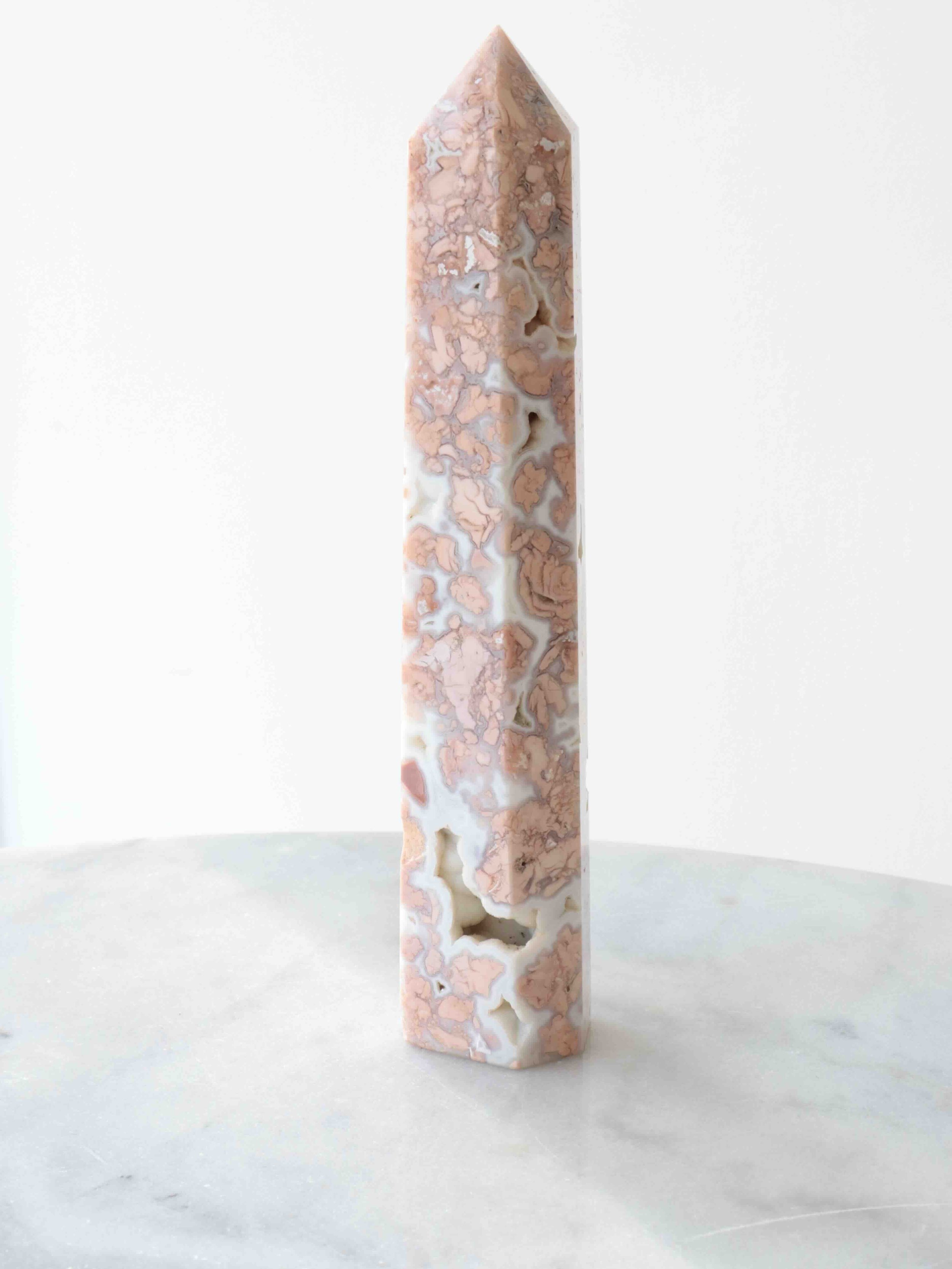 Pointe en Agate rose - Courage & Chance - SOLYA - Cristaux, Minéraux & Bonnes énergies - Bruxelles - Uccle - Magasin de lithothérapie en Belgique - Pierre éthique et naturelle - Eshop de lithothérapie