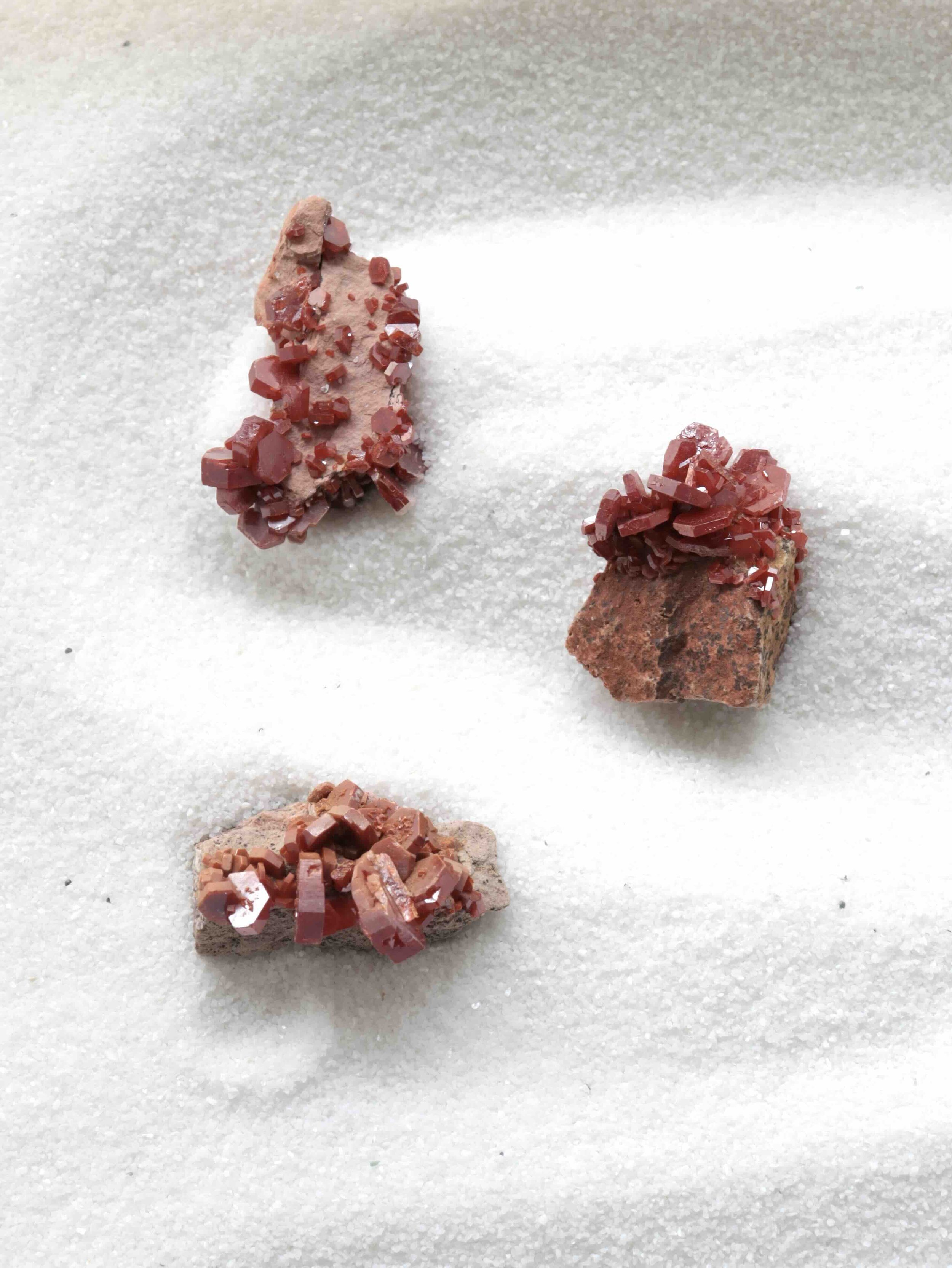 Vanadinite sur sa roche mère - Pierre pour la Stabilité & l'Ambition - SOLYA - Eshop de pierres, cristaux & minéraux - Boutique de lithothérapie en Belgique - Éthique & naturelle