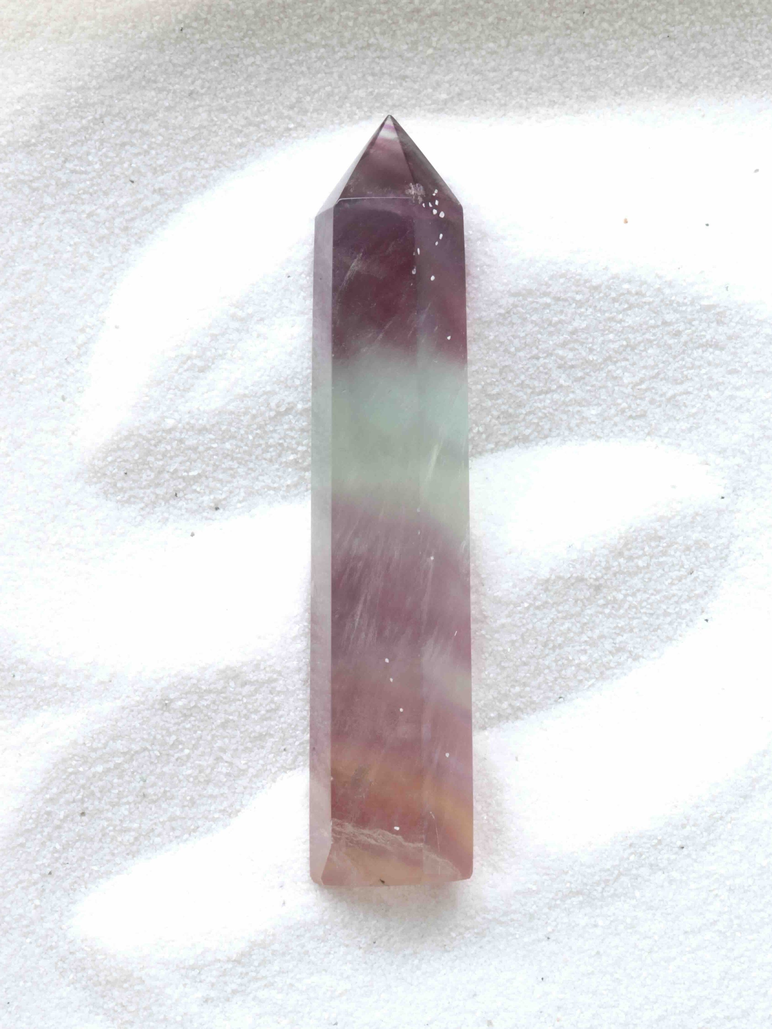 Pointe en Fluorite - Pierre pour la reconnection à son savoir & la détente - SOLYA - Magasin de bijoux, cristaux & minéraux à Bruxelles - Boutique de pierres éthiques en Belgique