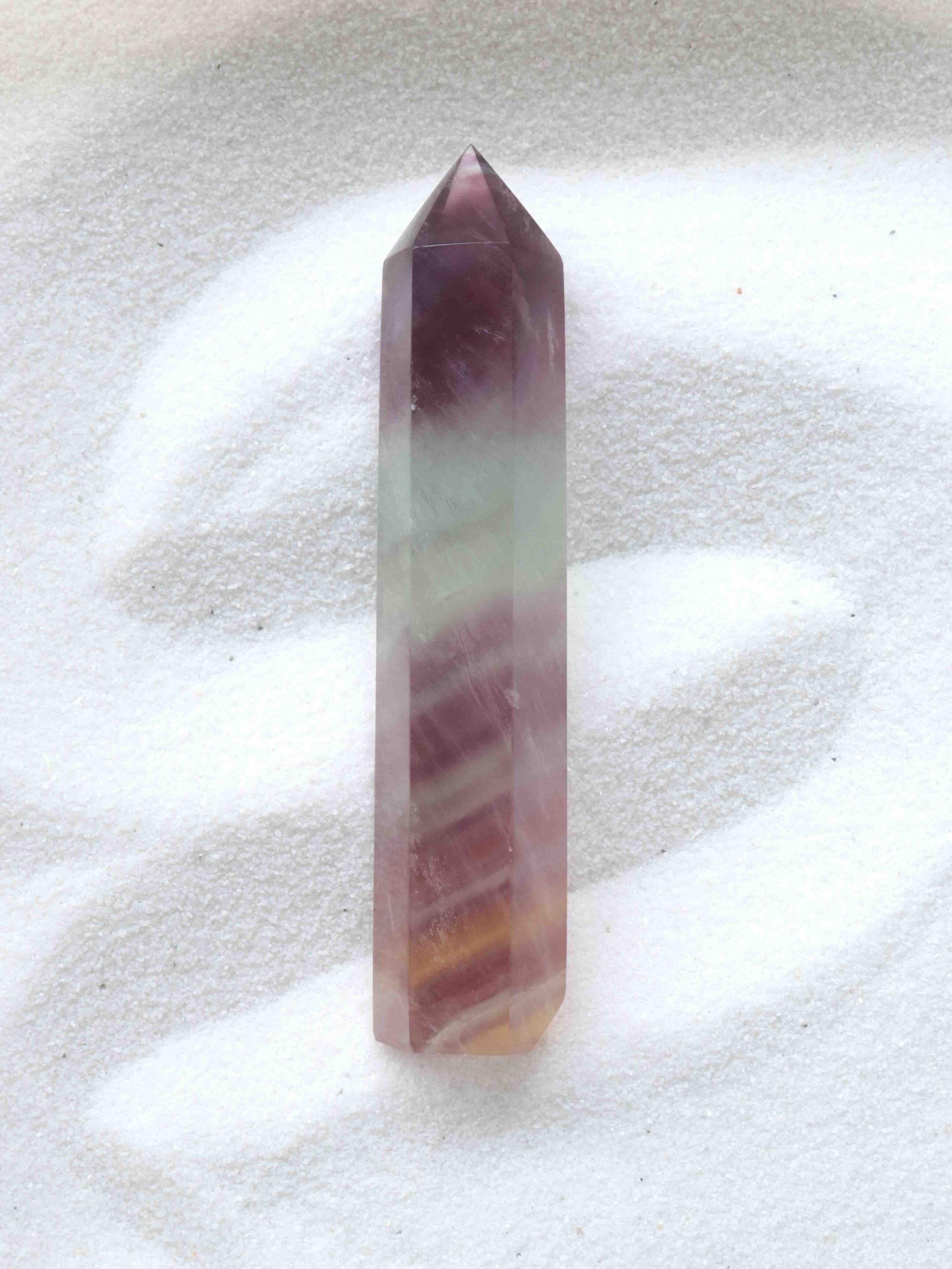Pointe en Fluorite - Pierre pour la reconnection à son savoir & la détente - SOLYA - Magasin de bijoux, cristaux & minéraux à Bruxelles - Boutique de pierres éthiques en Belgique