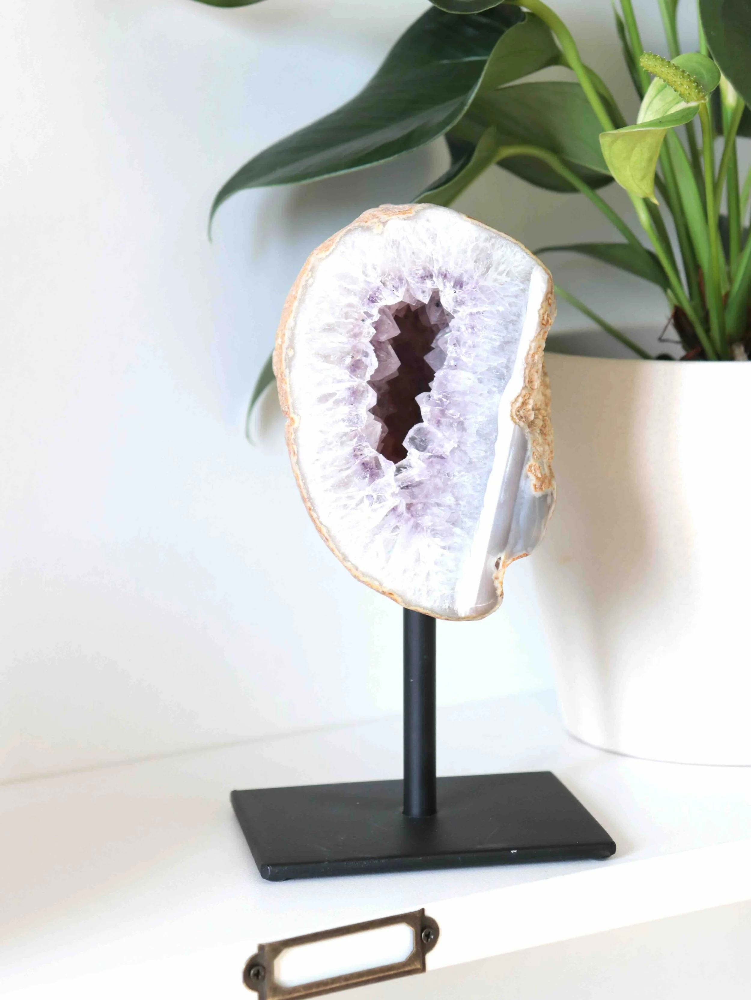 Agate sur pied - Pierre pour le courage & la chance - SOLYA - Eshop de lithothérapie - Magasin de pierres éthiques & naturelles en Belgique - Bijoux, cristaux & minéraux.jpeg