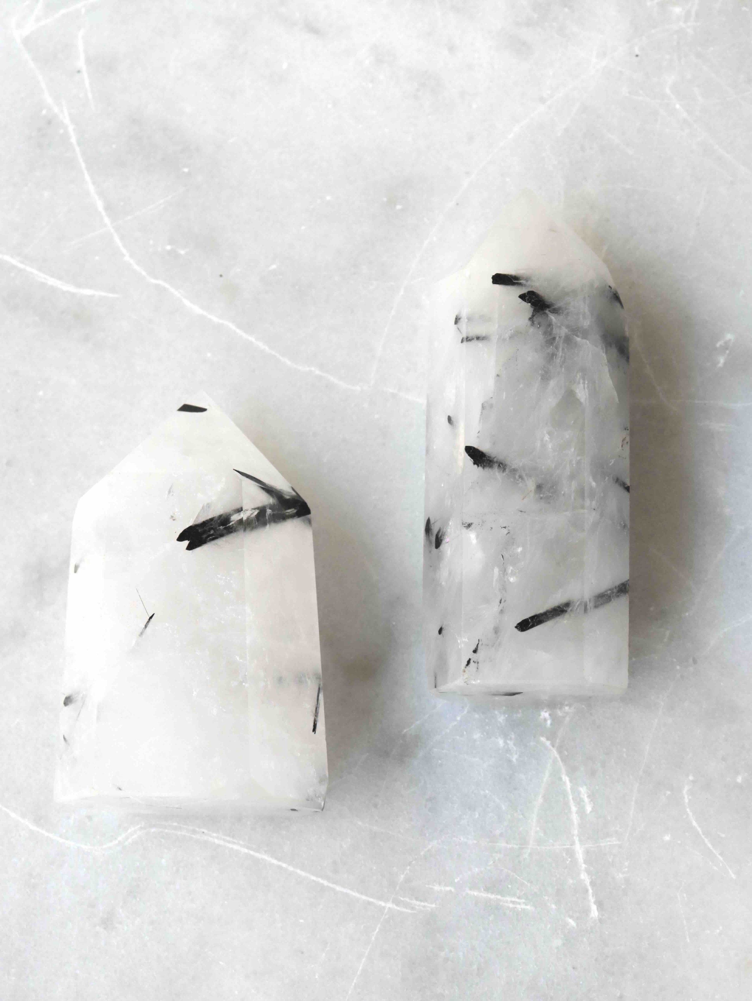 Pointe en Quartz à Tourmaline du Brésil - Pierre pour ne plus s'autolimiter - Boutique de bijoux, cristaux & minéraux en Belgique - Magasin de pierres éthiques & naturelles à Bruxelles - SOLYA