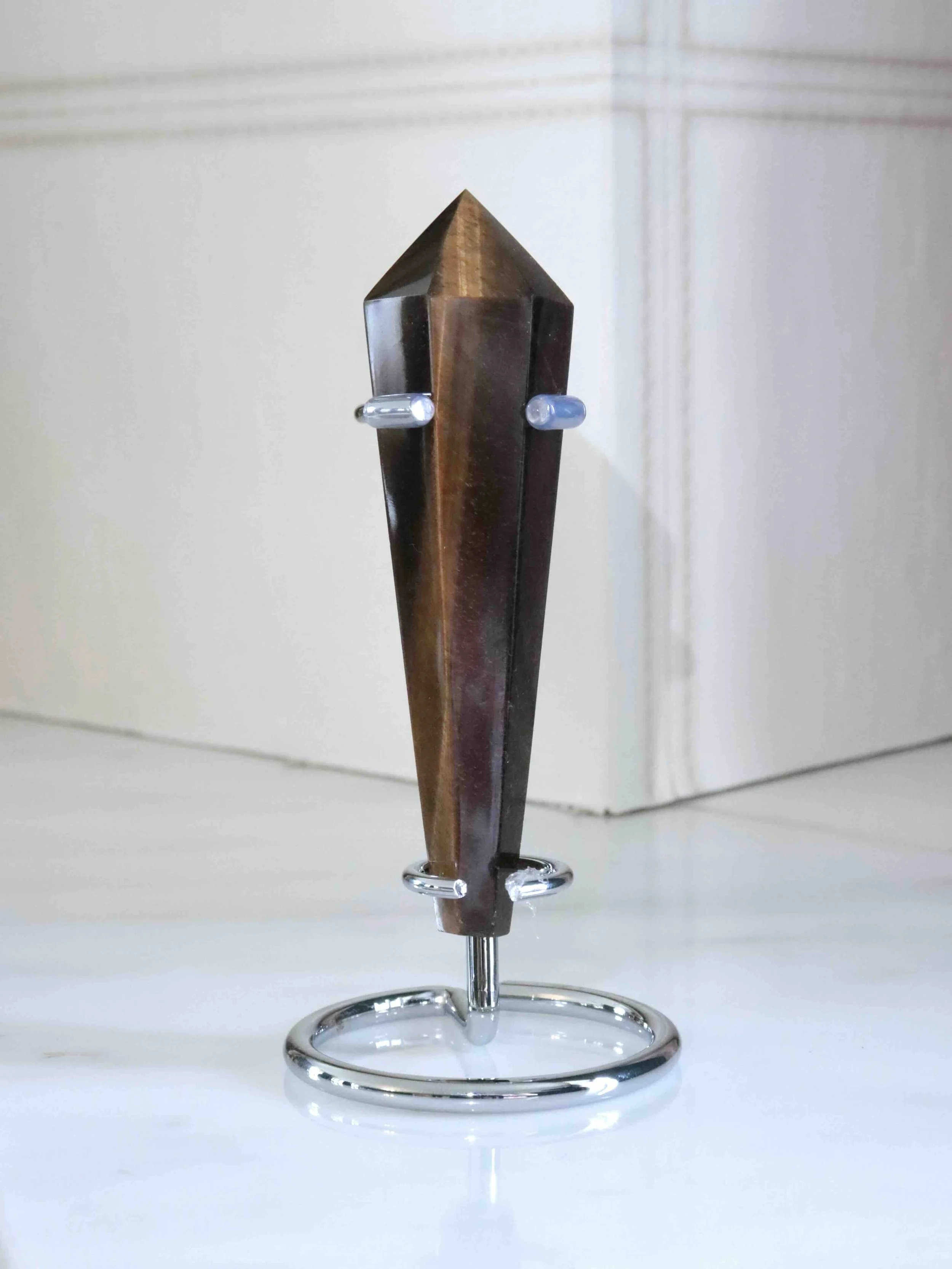 Sceptre en Œil-de-Tigre sur socle - Pierre pour laisser briller sa lumière - SOLYA - Eshop de lithothérapie - Magasin de pierres éthiques & naturelles en Belgique - Bijoux, cristaux & minéraux