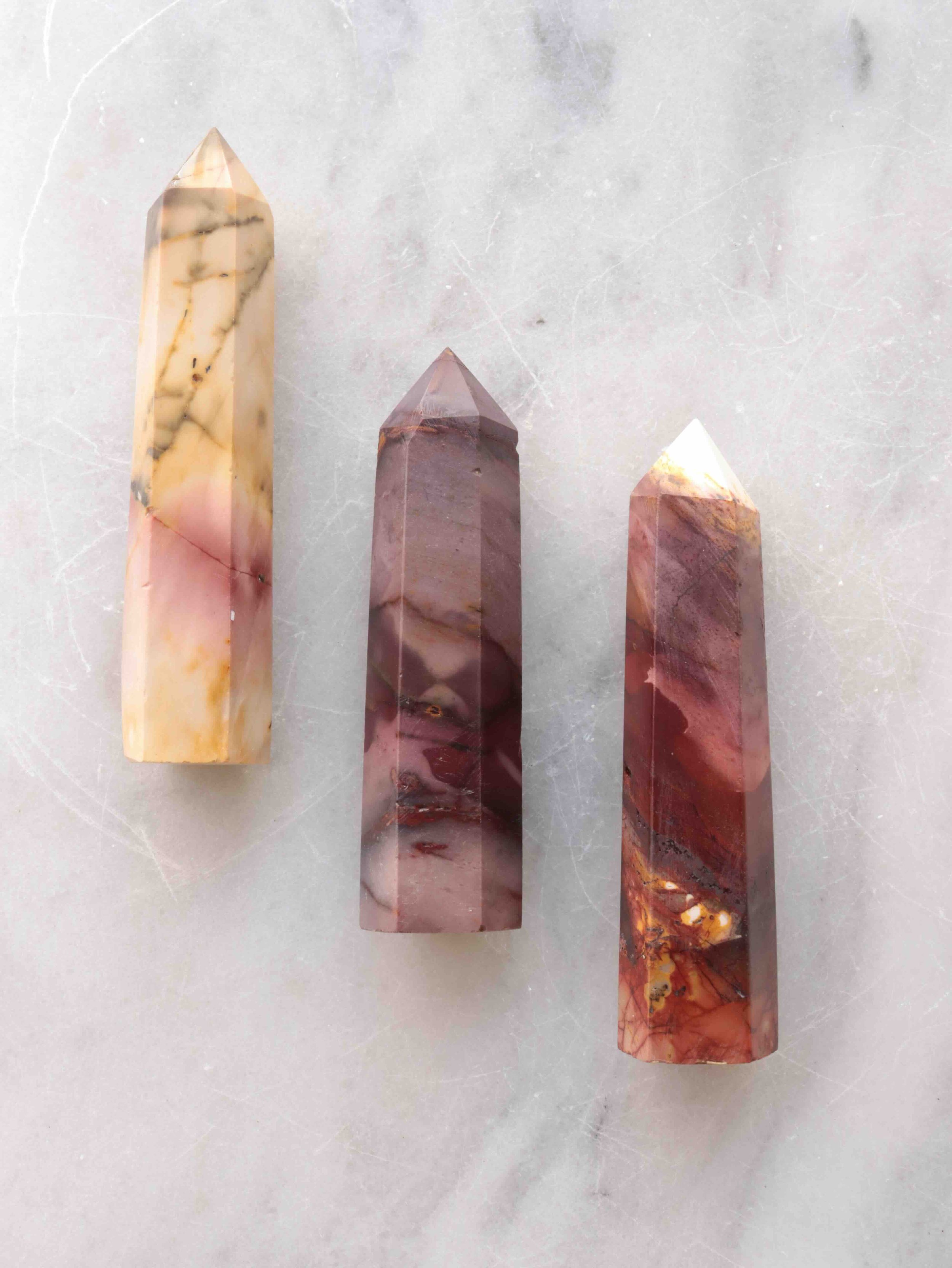 Pointe en Jaspe mookaïte - Pierre pour la Connaissance & l'Acceptation de soi - SOLYA - Eshop de cristaux, bijoux & minéraux - Boutique de lithothérapie en Belgique